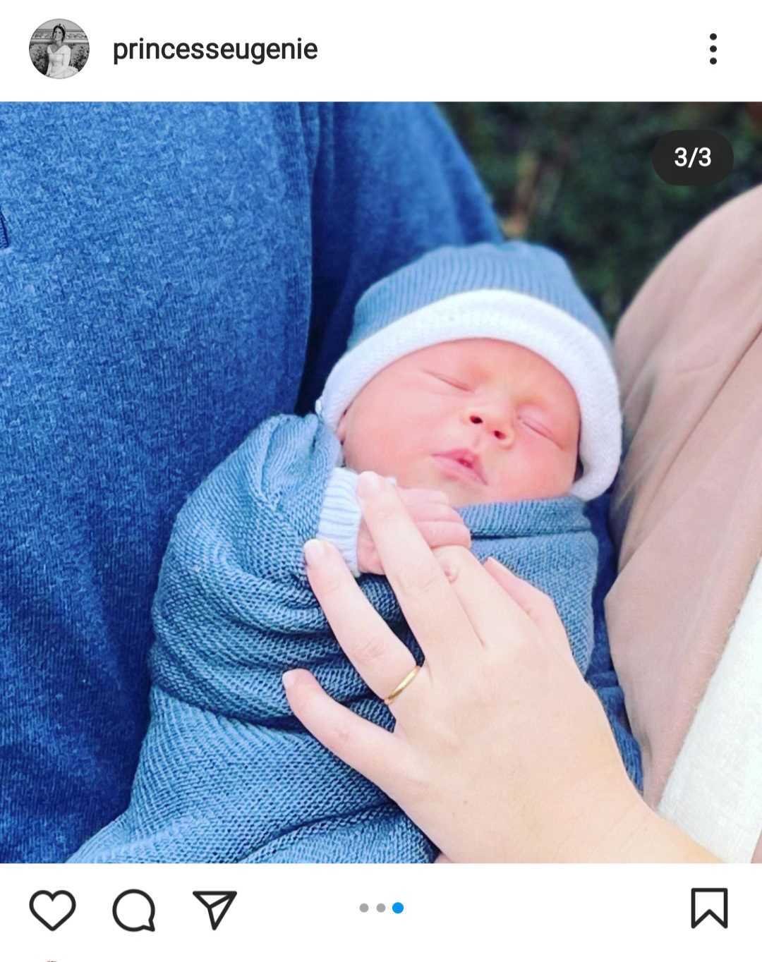 Eugenie y Jack, sosteniendo a su bebé August. | Foto: Captura de pantalla de Instagram/PrincessEugenie