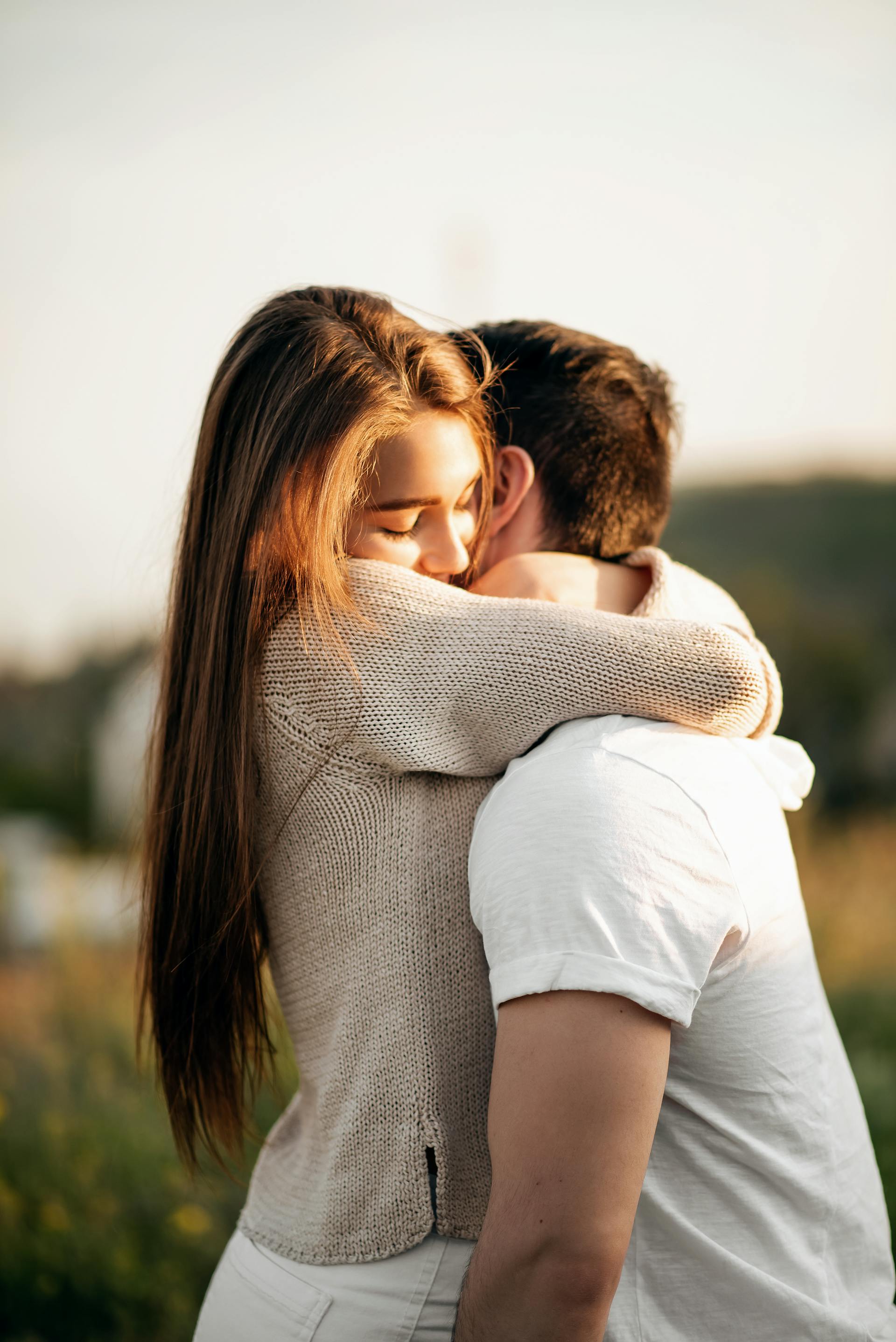 Una pareja de enamorados se abraza al aire libre | Fuente: Pexels