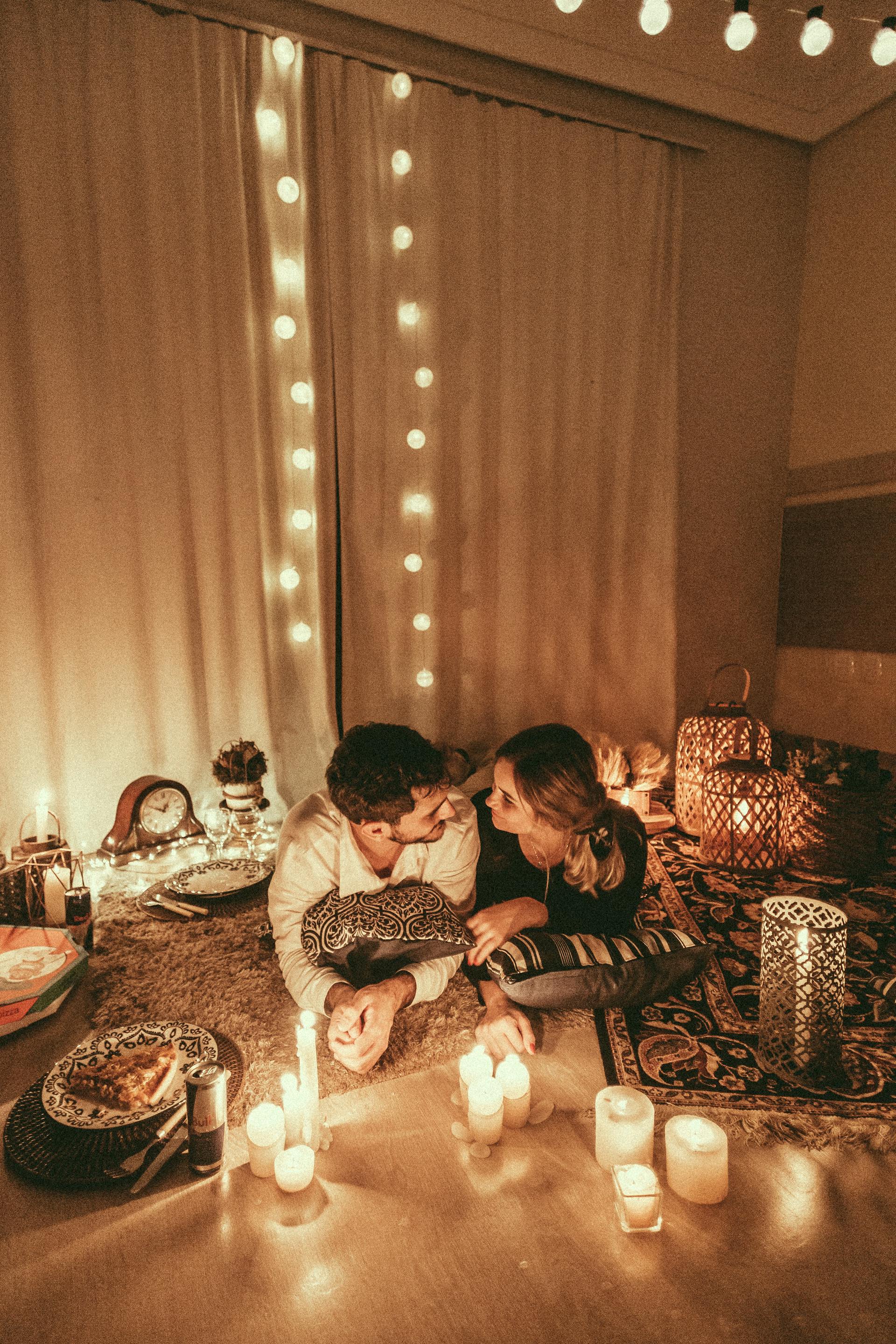 Una pareja durante una cena a la luz de las velas | Foto: Pexels