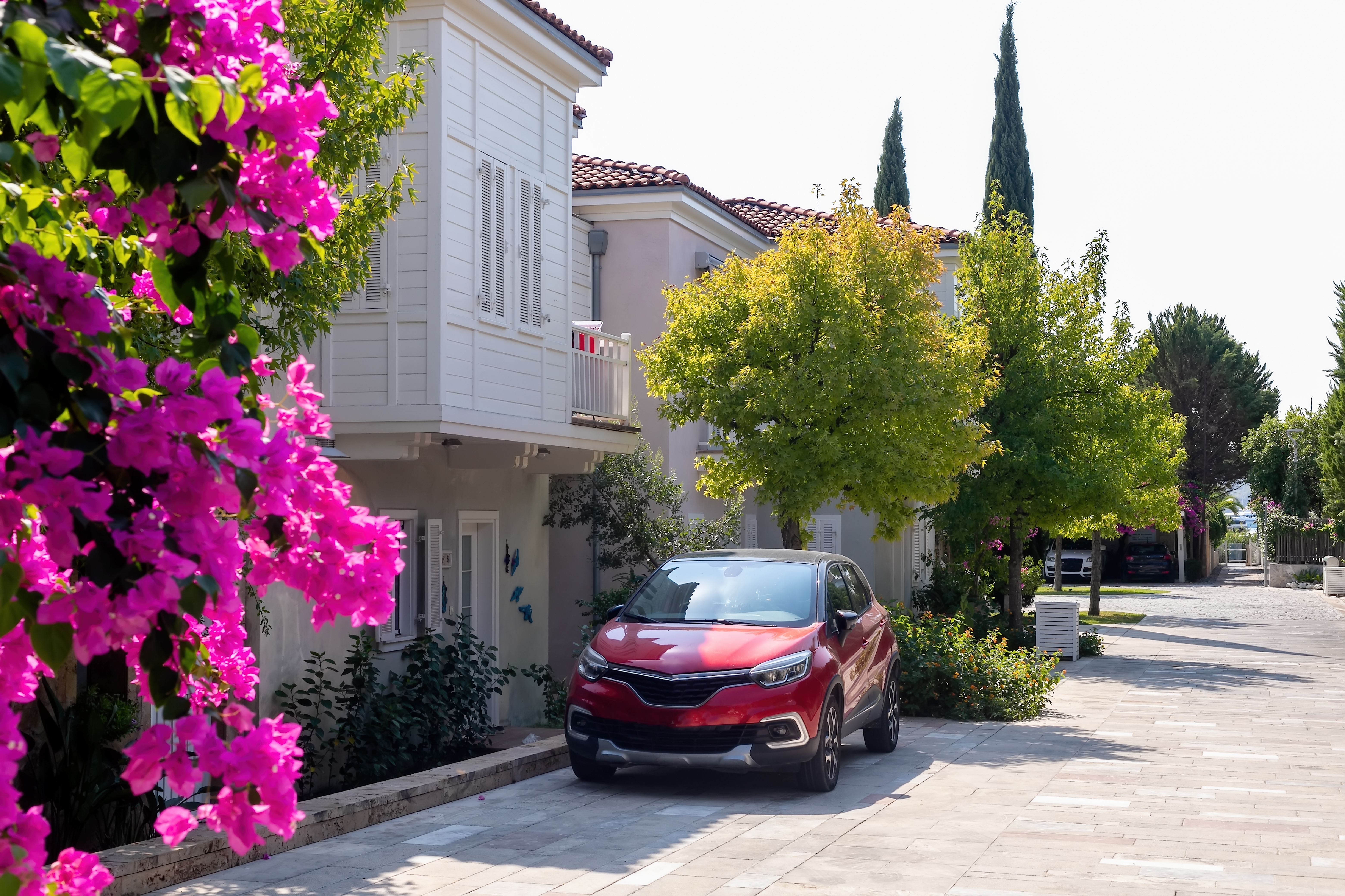 Un coche aparcado en el exterior de una casa. | Foto: Shutterstock