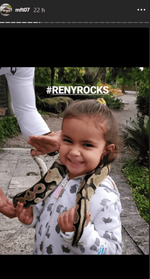 Captura de pantalla de una de las historias de Instagram del piloto en el que aparece una de sus hijas con una serpiente.| Foto: Instagram/mft07