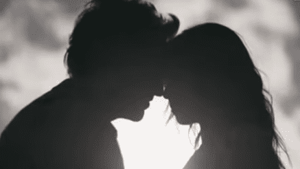 Beso en el video de la canción "Caballero", de Alejandro Fernández. | Imagen:  YouTube/Telemundo Entretenimiento