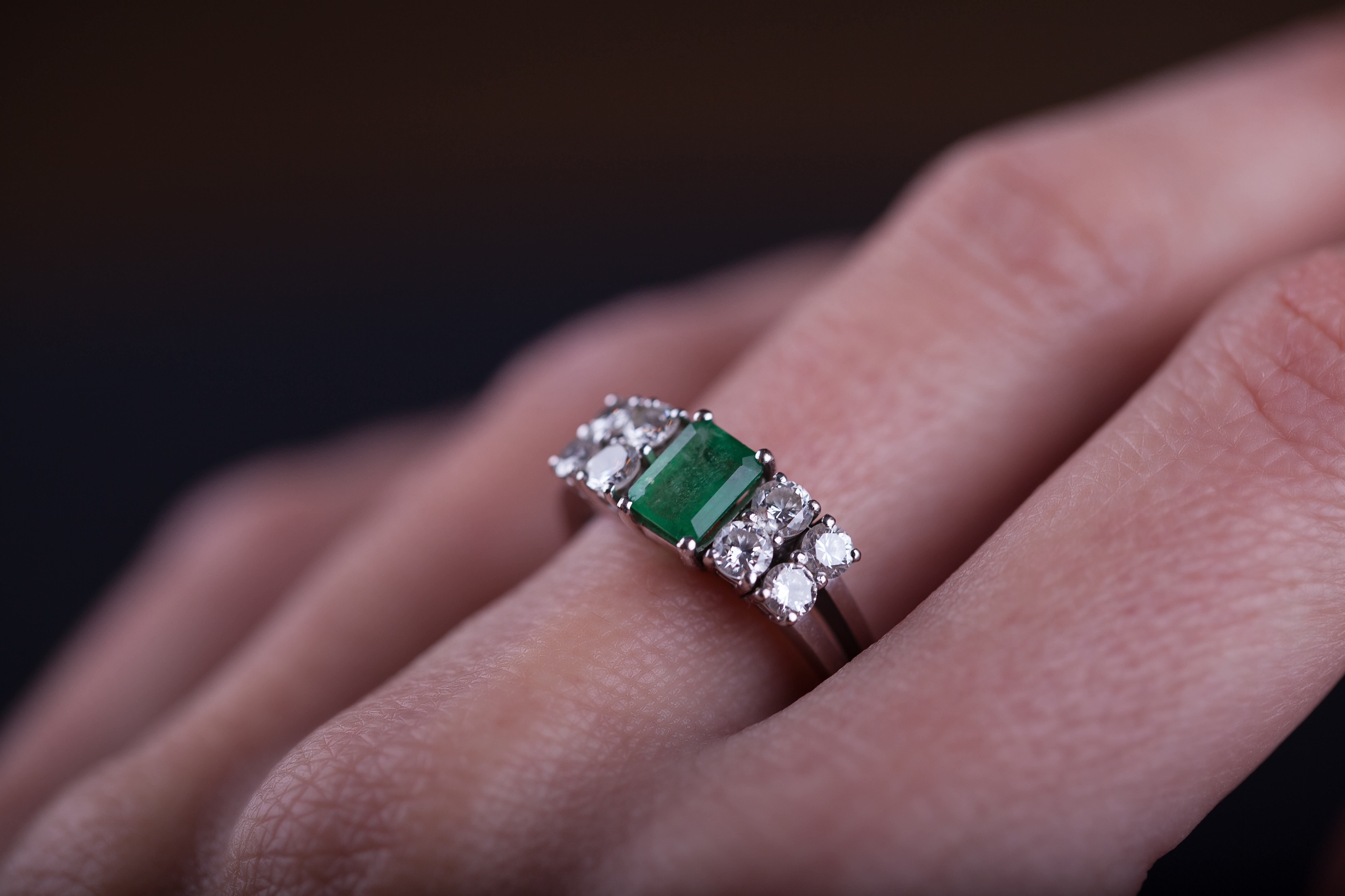 Anillo de esmeralda y diamantes en el dedo | Foto: Getty Images