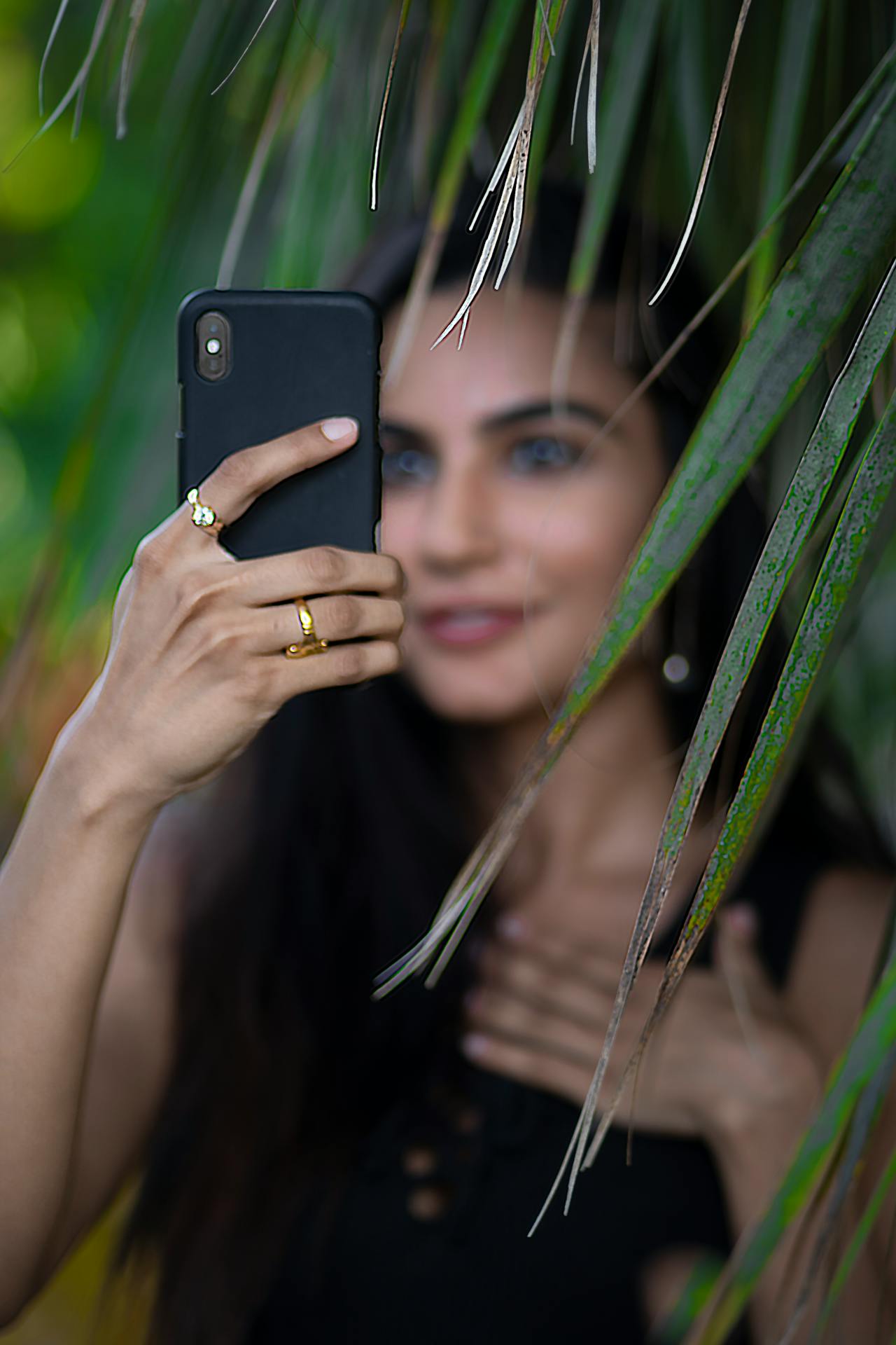 Una mujer sujetando su teléfono | Fuente: Pexels