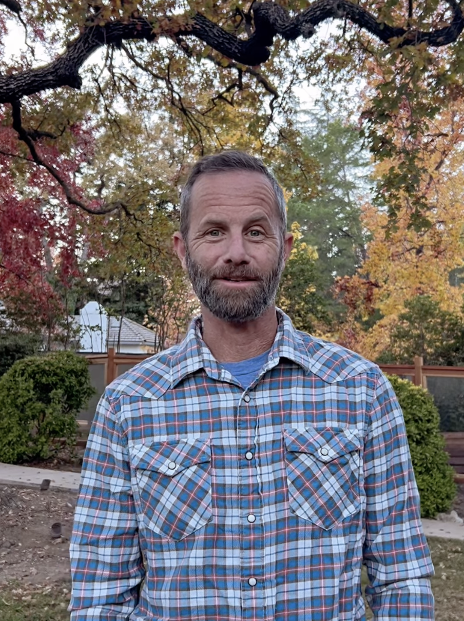 Una foto de Kirk Cameron tomada de un vídeo publicado el 26 de noviembre de 2024 | Fuente: Instagram/kirkcameronofficial /iheartchm