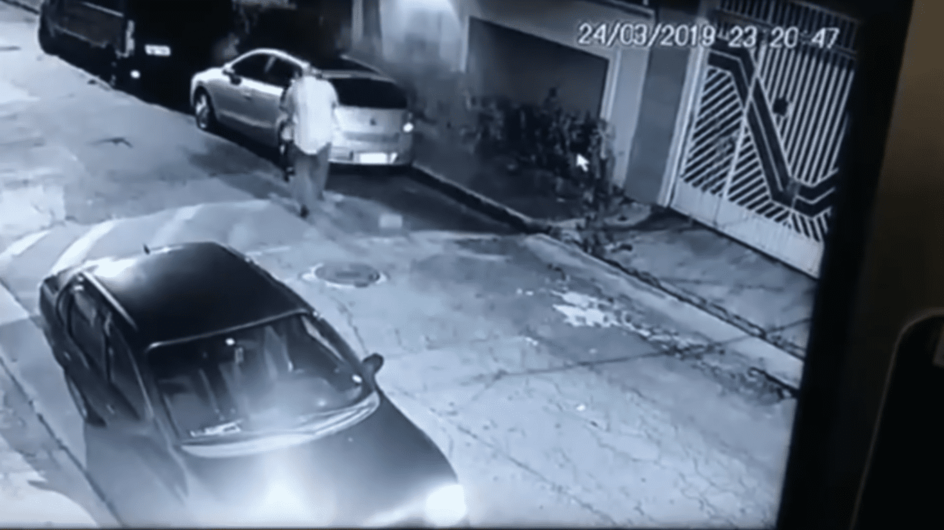 Dos Santos intentando quitarle la pistola a la mujer | Imagen tomada de: YouTube/LiveLeak Channel