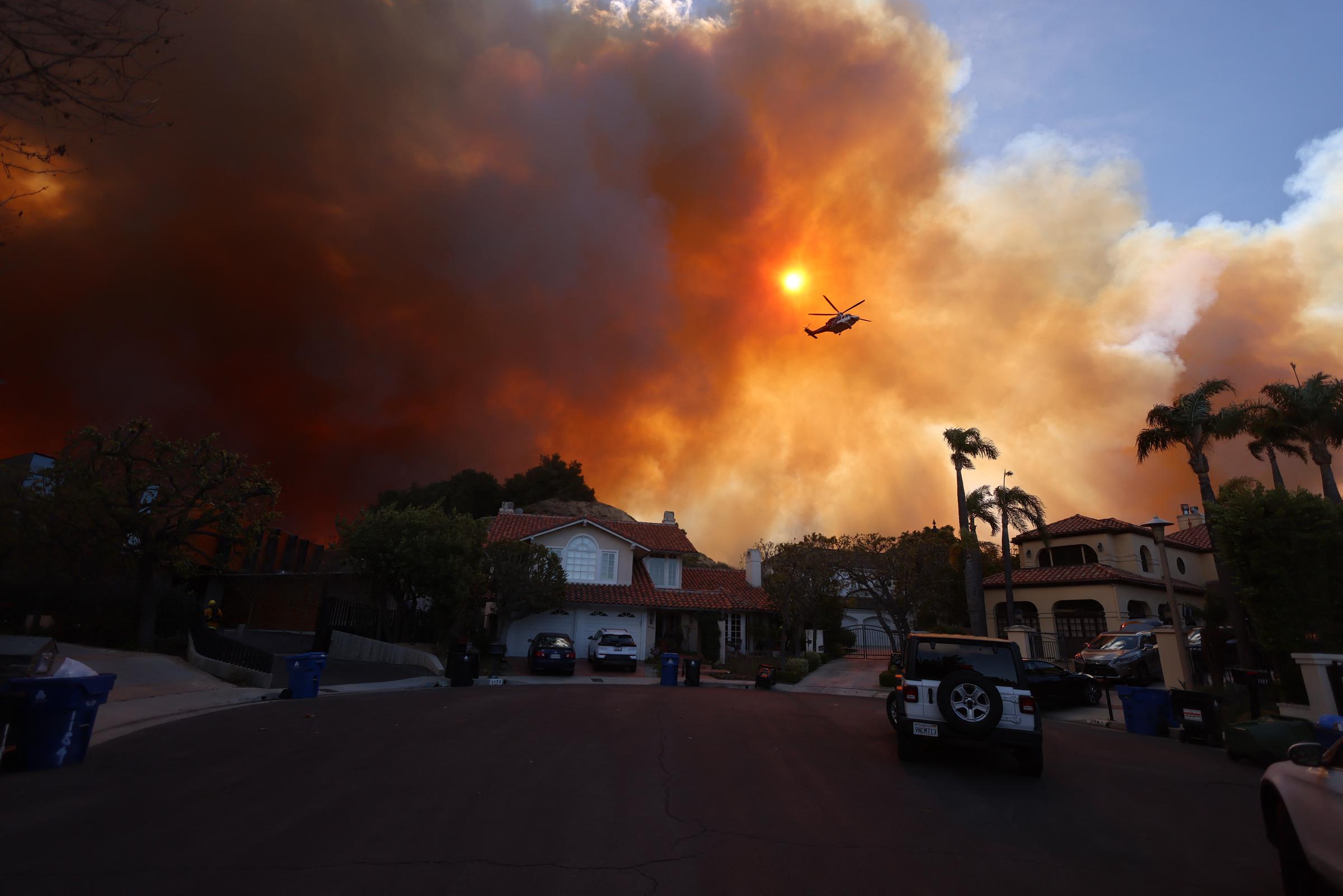 Se ven columnas de humo mientras arde un incendio de matorrales en Pacific Palisades, California, el 7 de enero de 2025 | Fuente: Getty Images