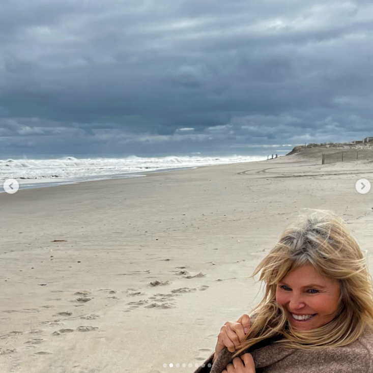 El pelo rubio de Christie Brinkley deja entrever algunas canas mientras sonríe en una playa azotada por el viento en marzo de 2023. La modelo admitió que aún no tenía claro si dejaría que le creciera el color natural, a pesar de que su hijo la animaba a hacerlo. | Fuente: Instagram/christiebrinkley