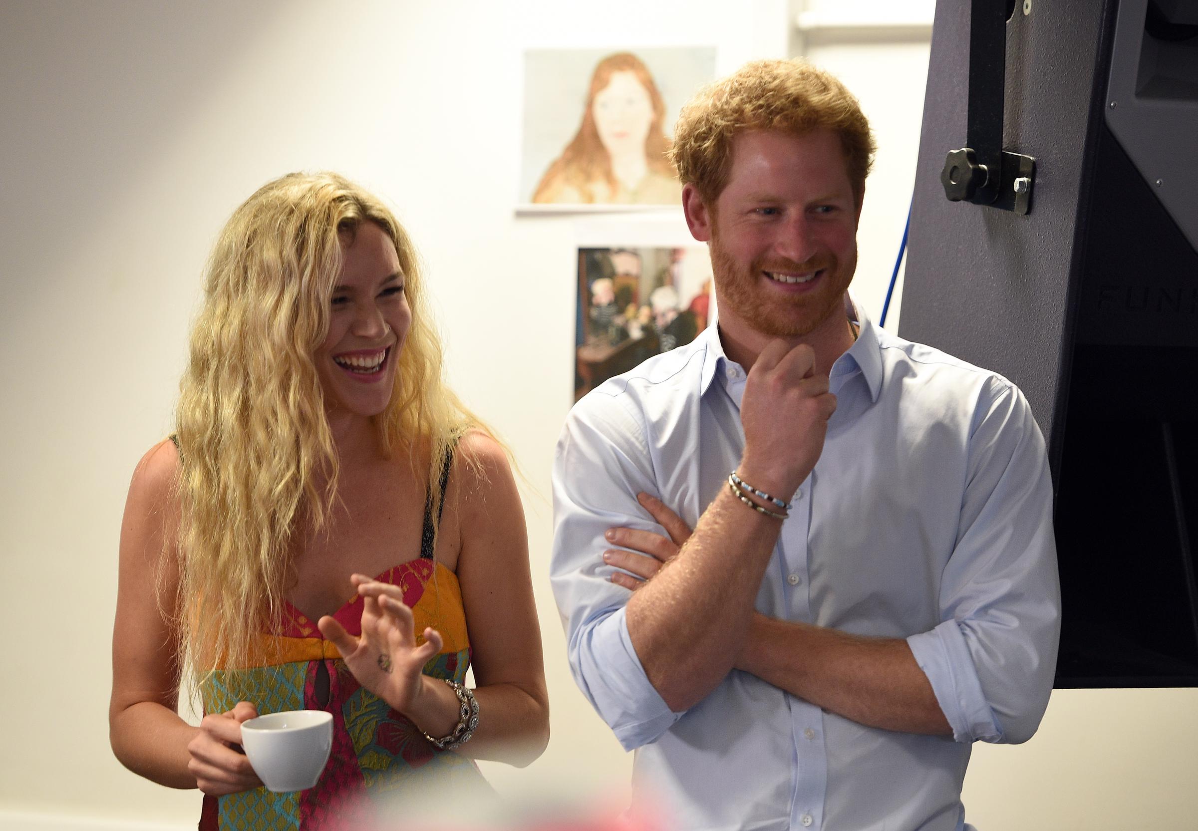 El príncipe Harry y la cantante Joss Stone asistieron a un ensayo del Coro Juvenil Basotho en Londres el 27 de junio de 2016. Años más tarde, Stone contó que Harry le preguntó por cómo había sido para su familia volver a Gran Bretaña desde Tennessee, incluyendo cómo se habían adaptado sus hijos al colegio y a la comunidad. | Fuente: Getty Images