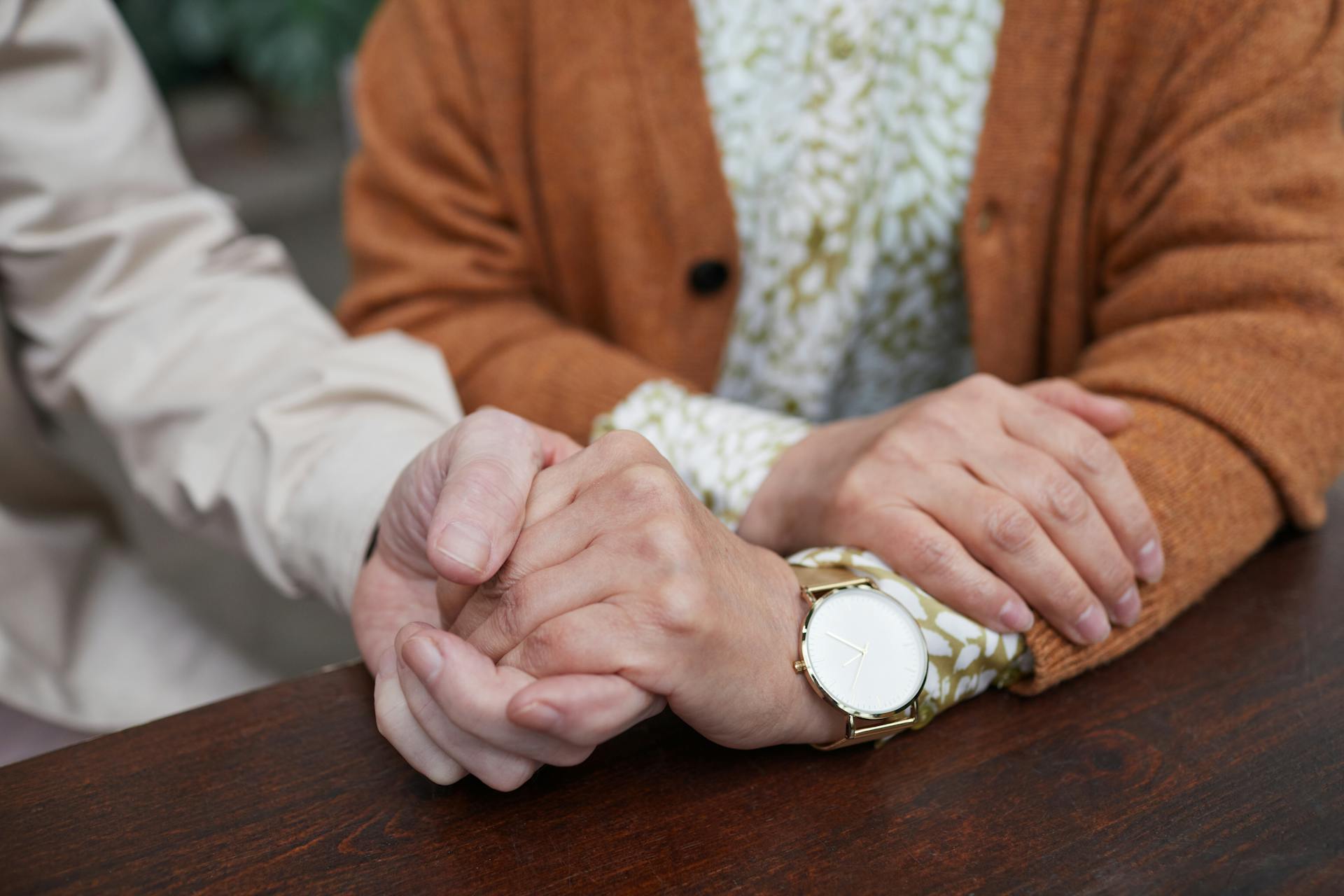 Una pareja cogida de la mano | Fuente: Pexels