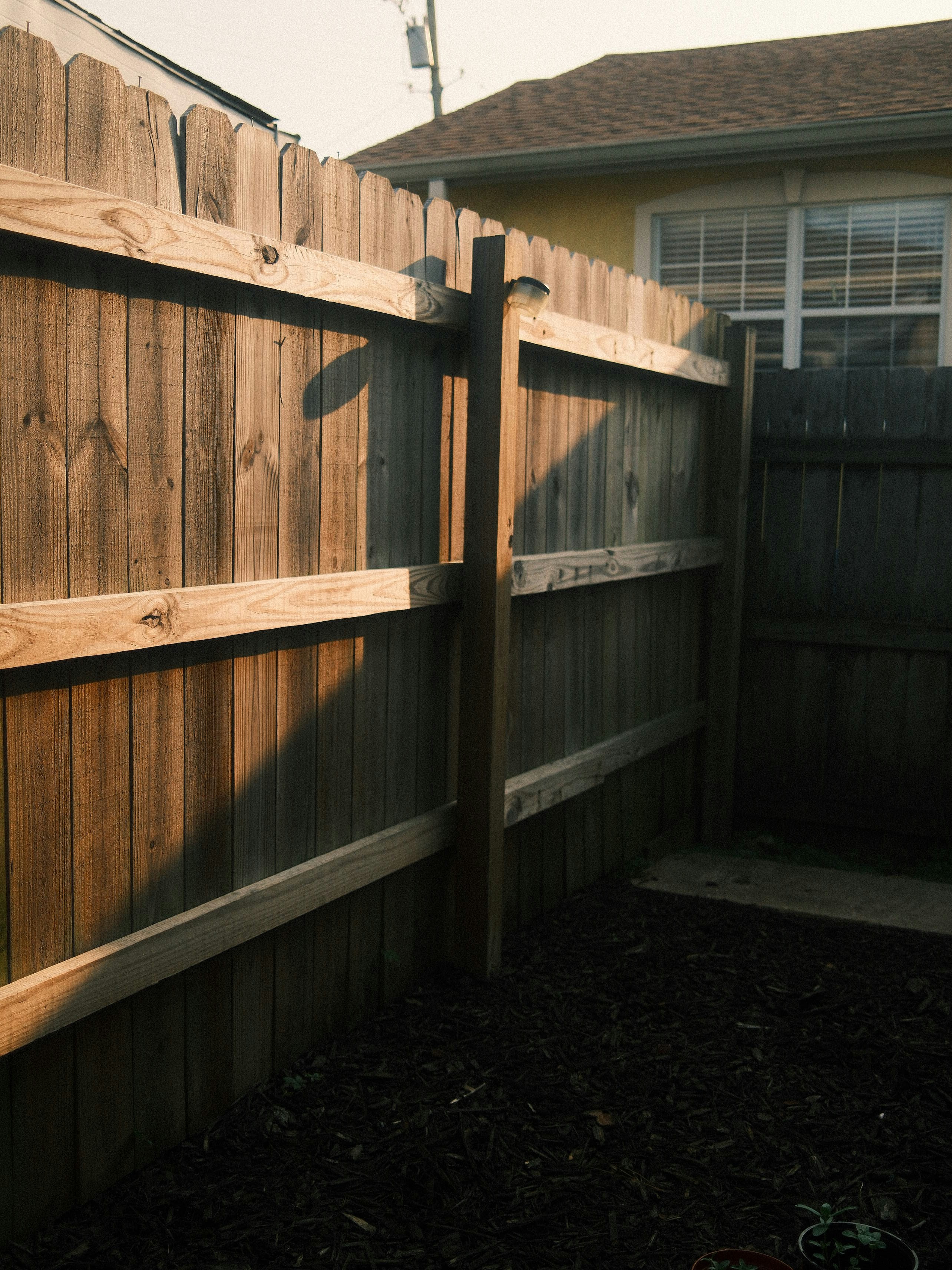 Una recinzione in legno | Fonte: Pexels