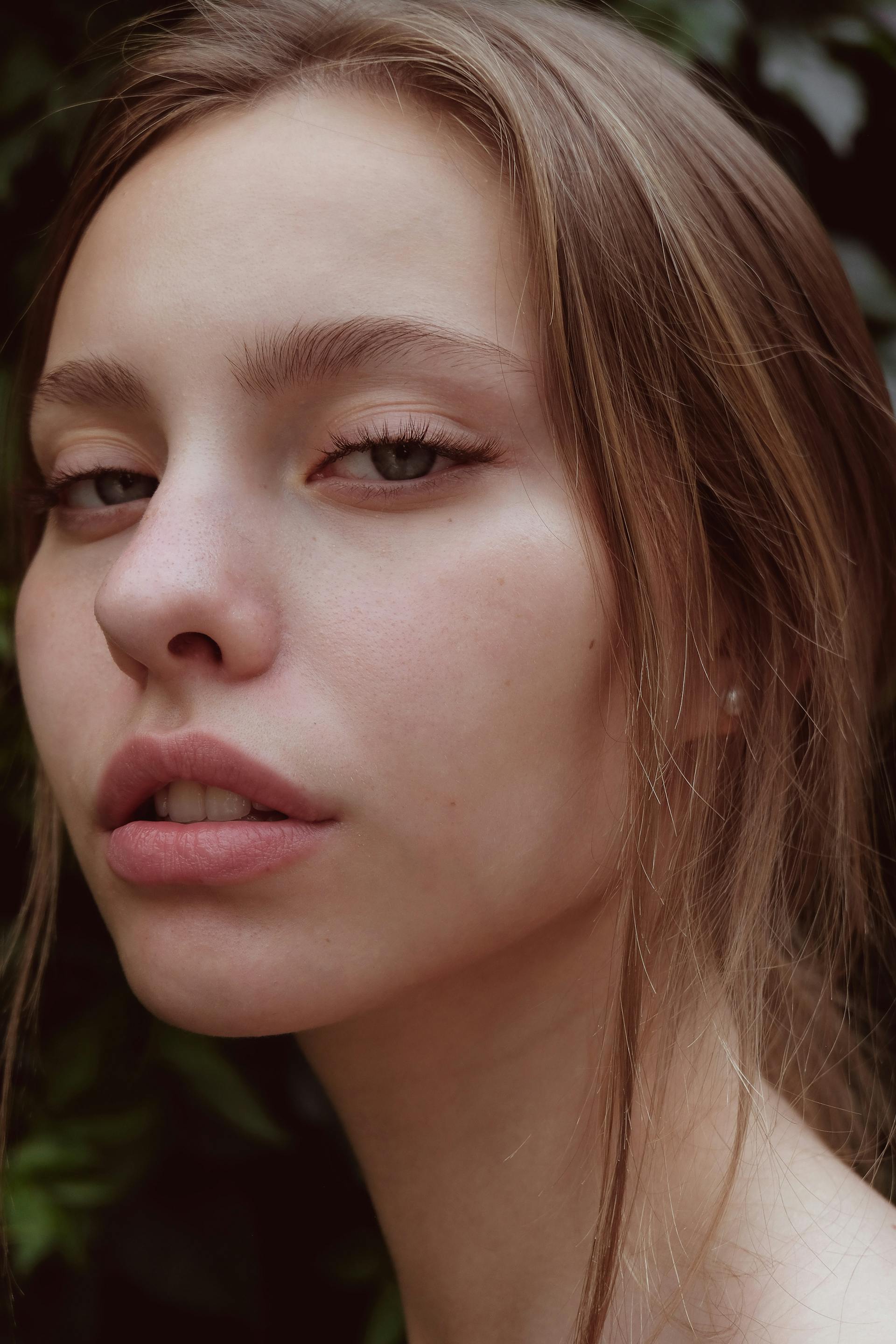 Una mujer de aspecto infeliz | Fuente: Pexels