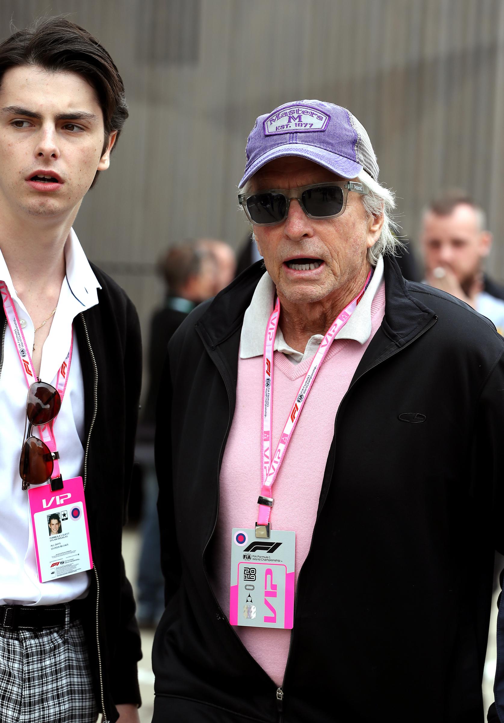 Dylan y Michael Douglas durante el Gran Premio de Gran Bretaña en Silverstone, Towcester, en julio de 2019 | Fuente: Getty Images