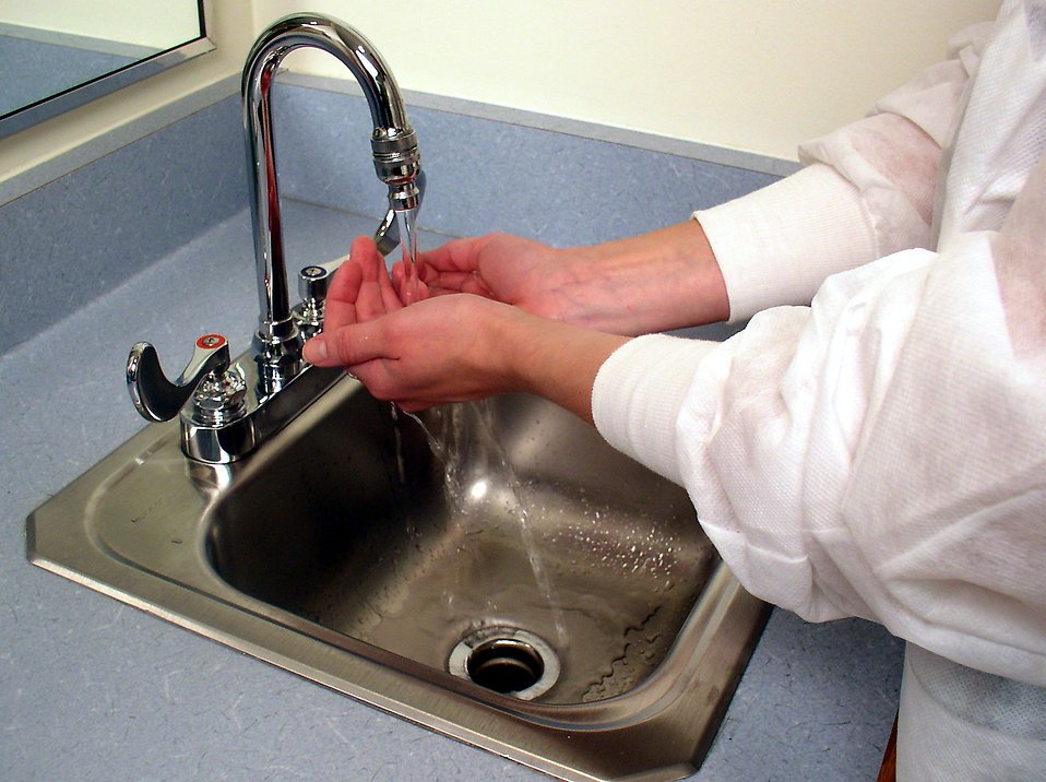 Persona lavándose las manos. | Foto: Freestockphotos.biz
