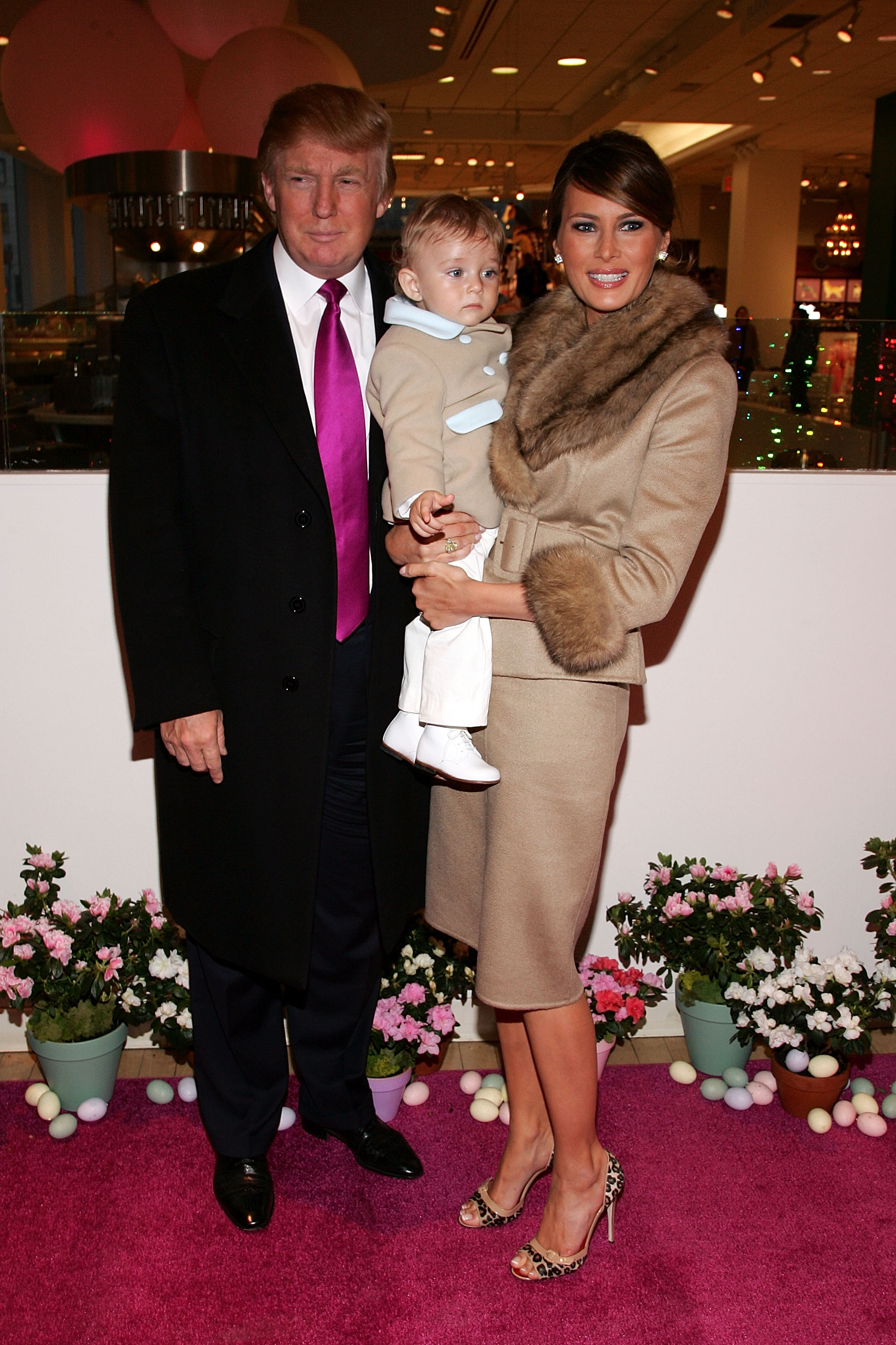 Donald y Melania Trump con su hijo Barron en el 16º evento anual Bunny Hop de la Sociedad del Centro Oncológico Memorial Sloan-Kettering, el 13 de marzo de 2007, en Nueva York. | Fuente: Getty Images