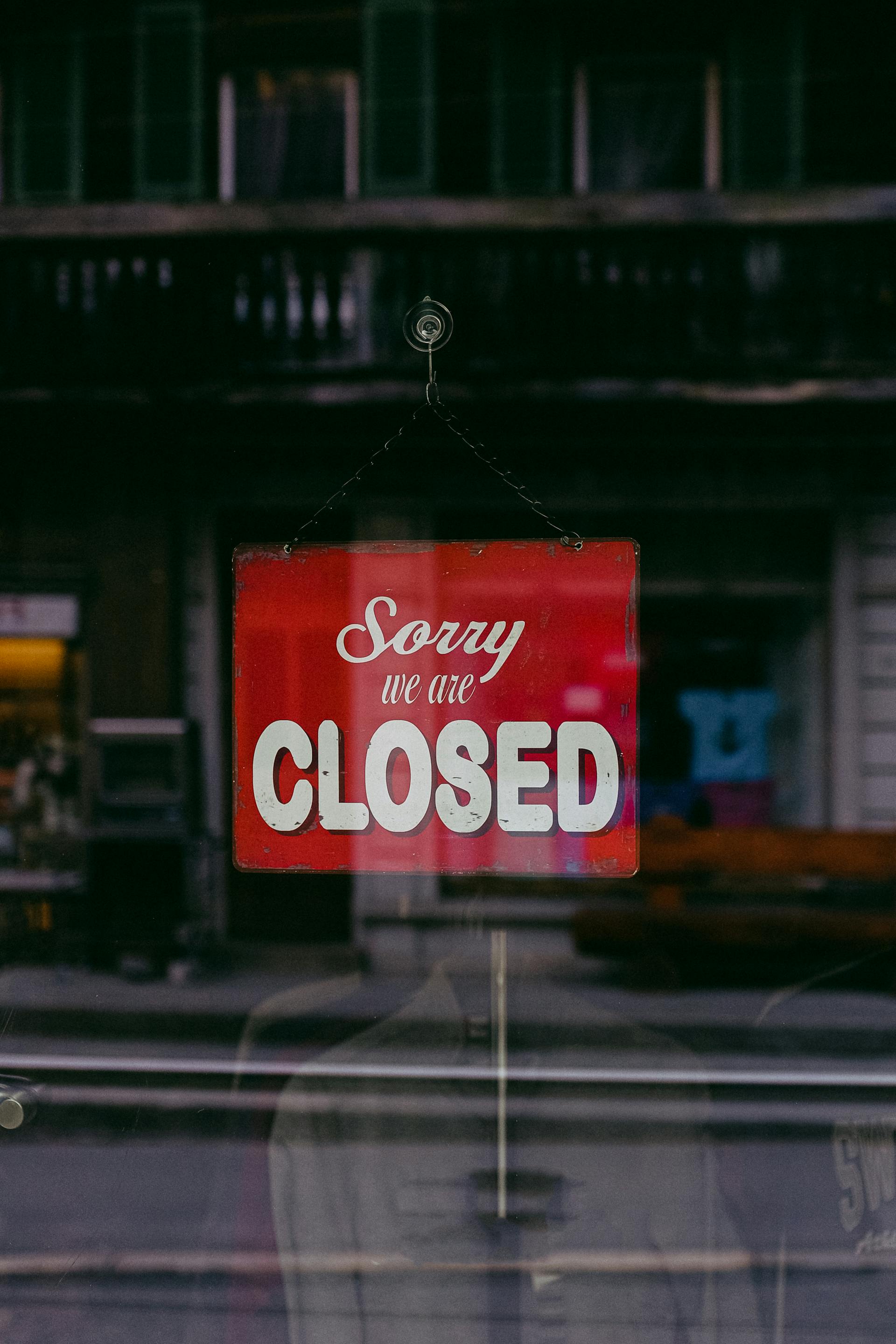 Un cartel de cerrado en una tienda | Fuente: Pexels