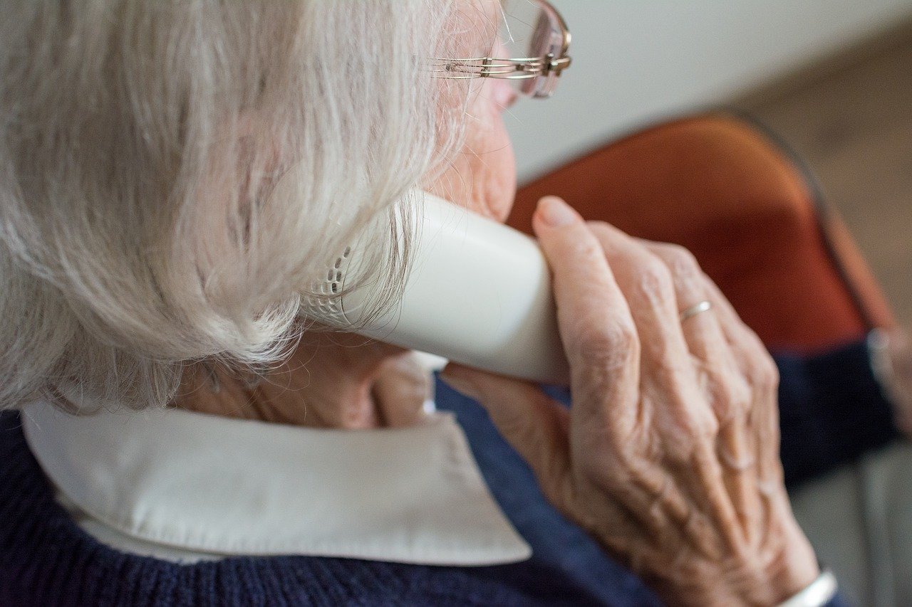 Anciana hablando por teléfono. |  Foto: Pixabay