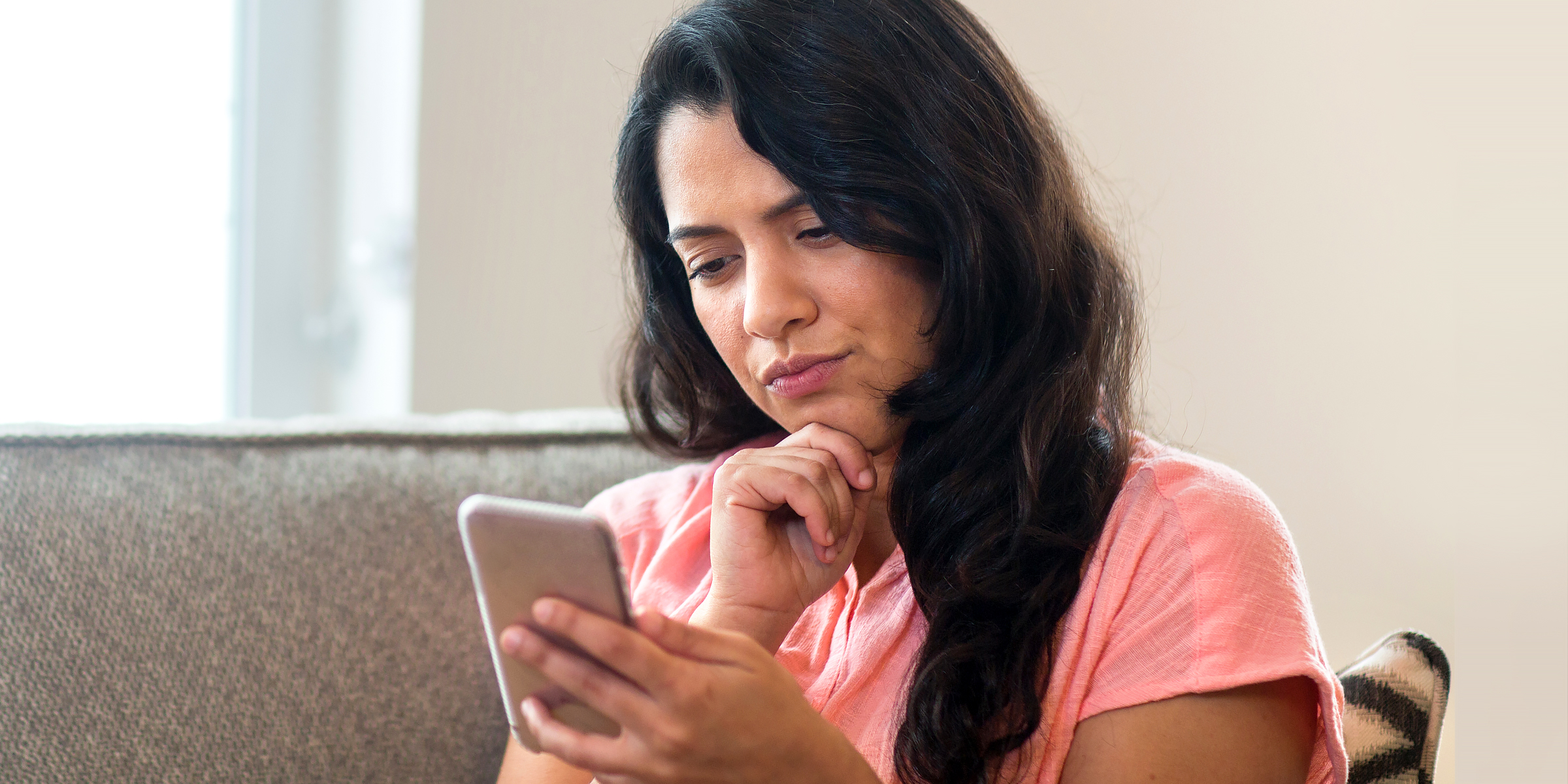 Mujer hablando por teléfono | Fuente: Shutterstock