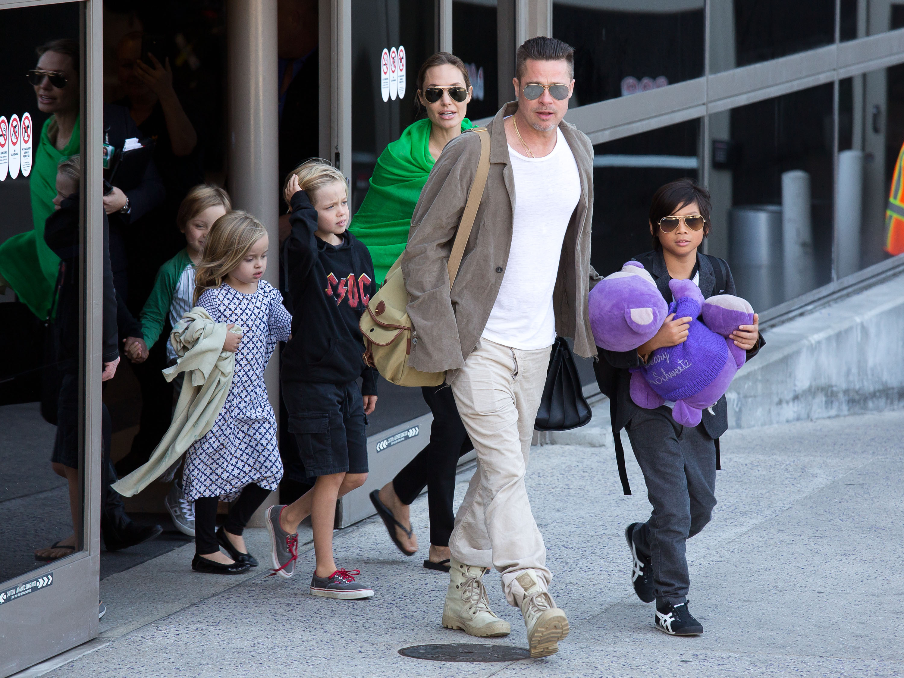 Brad Pitt y Angelina Jolie con sus hijos, Pax Jolie-Pitt, Shiloh Jolie-Pitt, Vivienne Jolie-Pitt y Knox Jolie-Pitt, el 05 de febrero de 2014 en Los Ángeles, California. | Foto: Getty Images