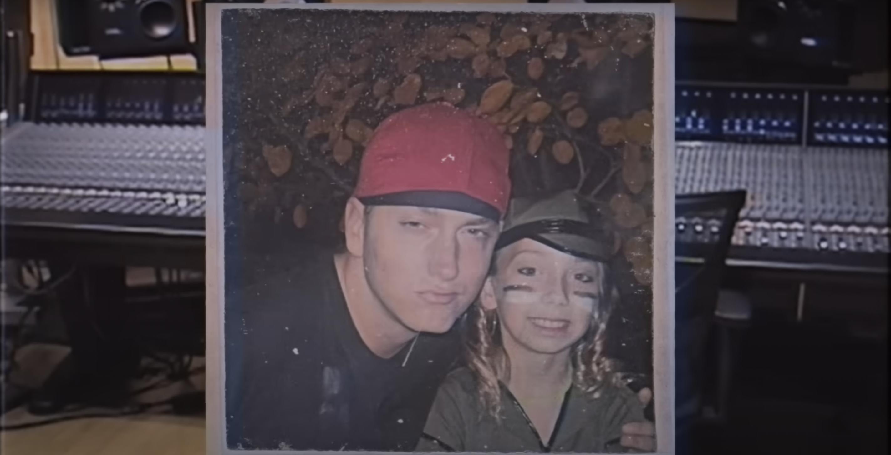 Eminem y su hija Hailie Jade en un clip subido el 3 de octubre de 2024 | Fuente: YouTube/EminemMusic