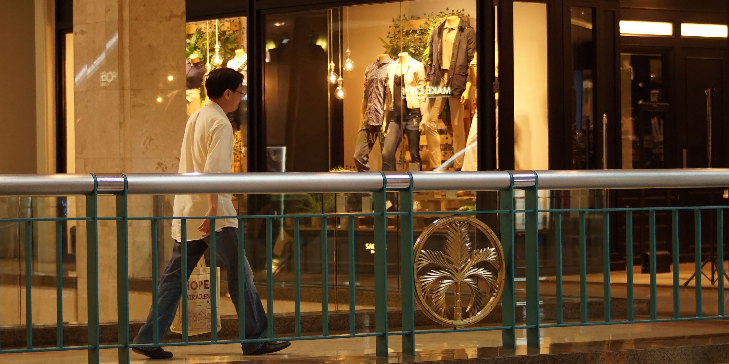 Hombre caminando en un centro comercial | Fuente: Shutterstock