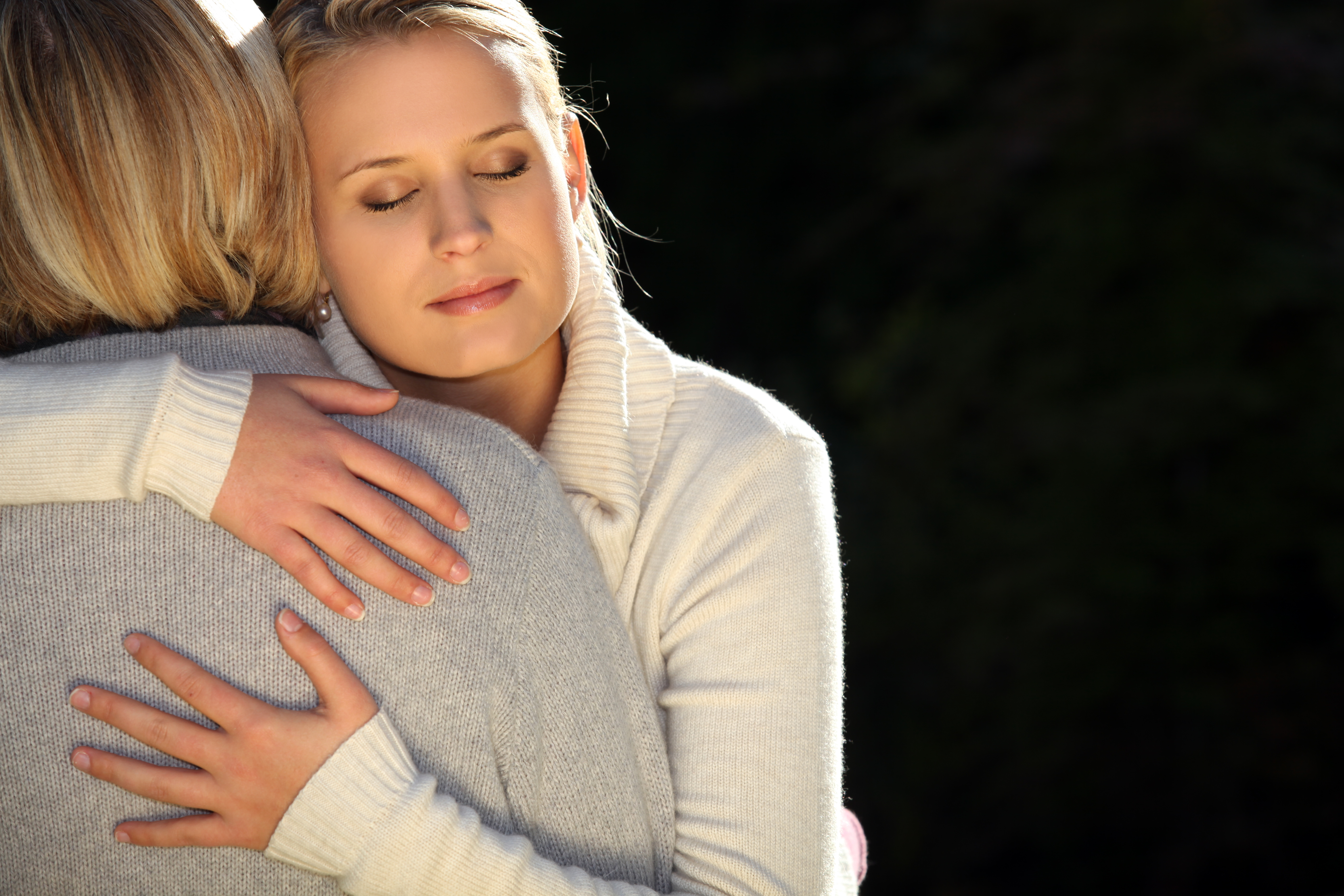 Una madre y su hija adolescente se abrazan. | Fuente: Shutterstock