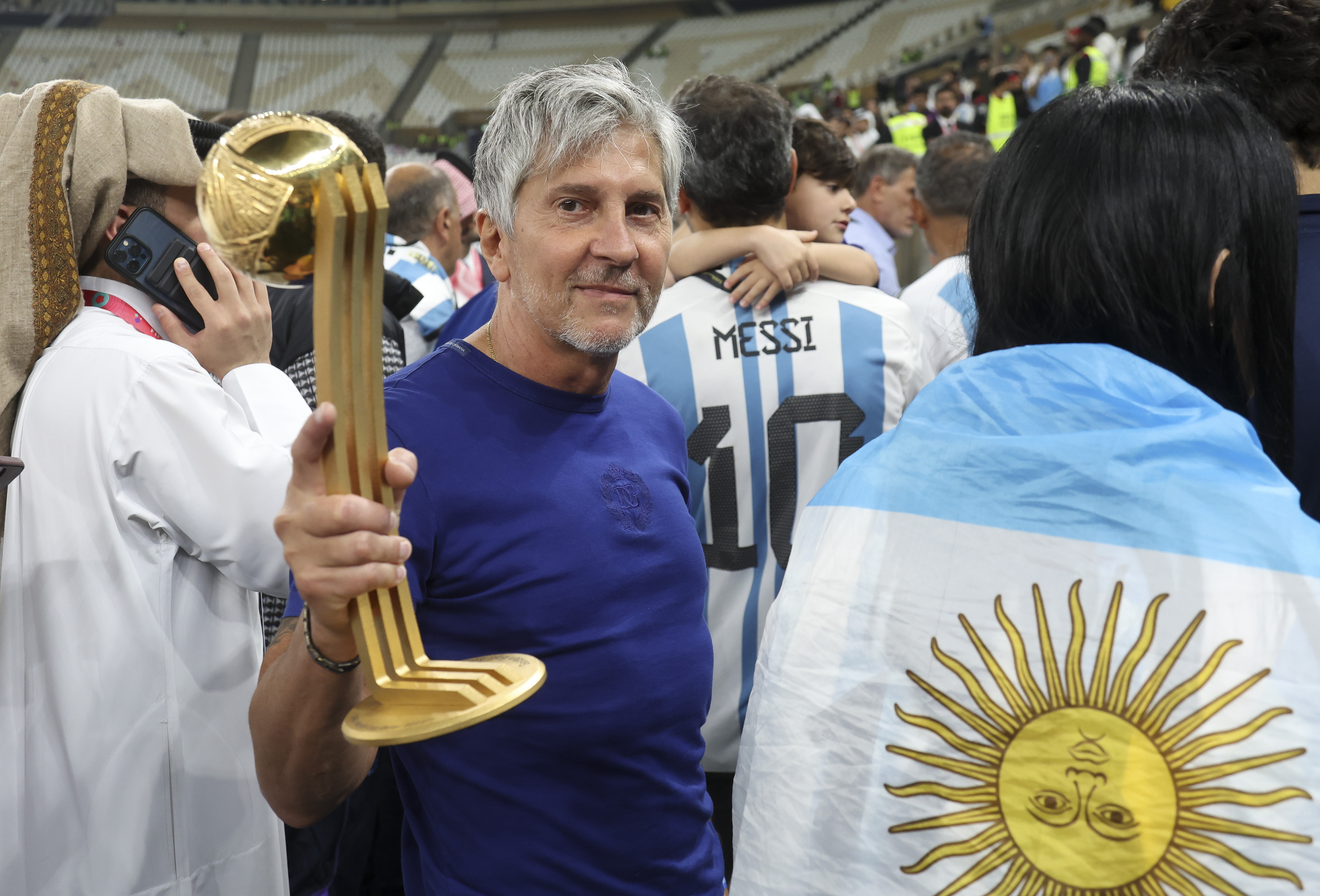 Jorge Messi, padre y agente de Lionel Messi, sosteniendo el trofeo de su hijo como "Mejor Jugador del Mundo", tras la final de la Copa Mundial de la FIFA Catar 2022 entre Argentina y Francia en el Estadio Lusail el 18 de diciembre de 2022 en la ciudad de Lusail, Catar. | Fuente: Getty Images
