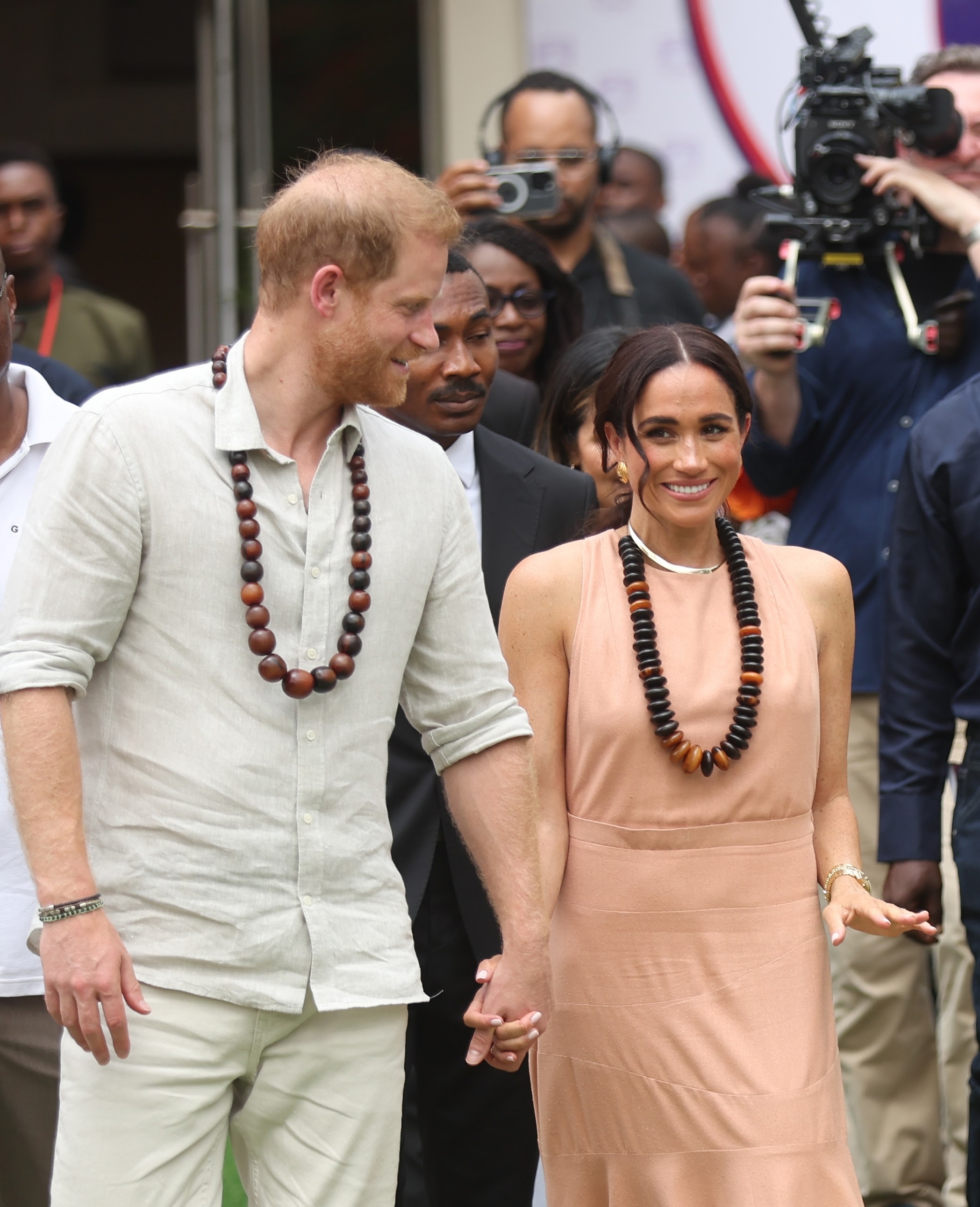 El príncipe Harry y Meghan Markle visitan la Academia Lightway el 10 de mayo de 2024, en Abuja, Nigeria | Fuente: Getty Images