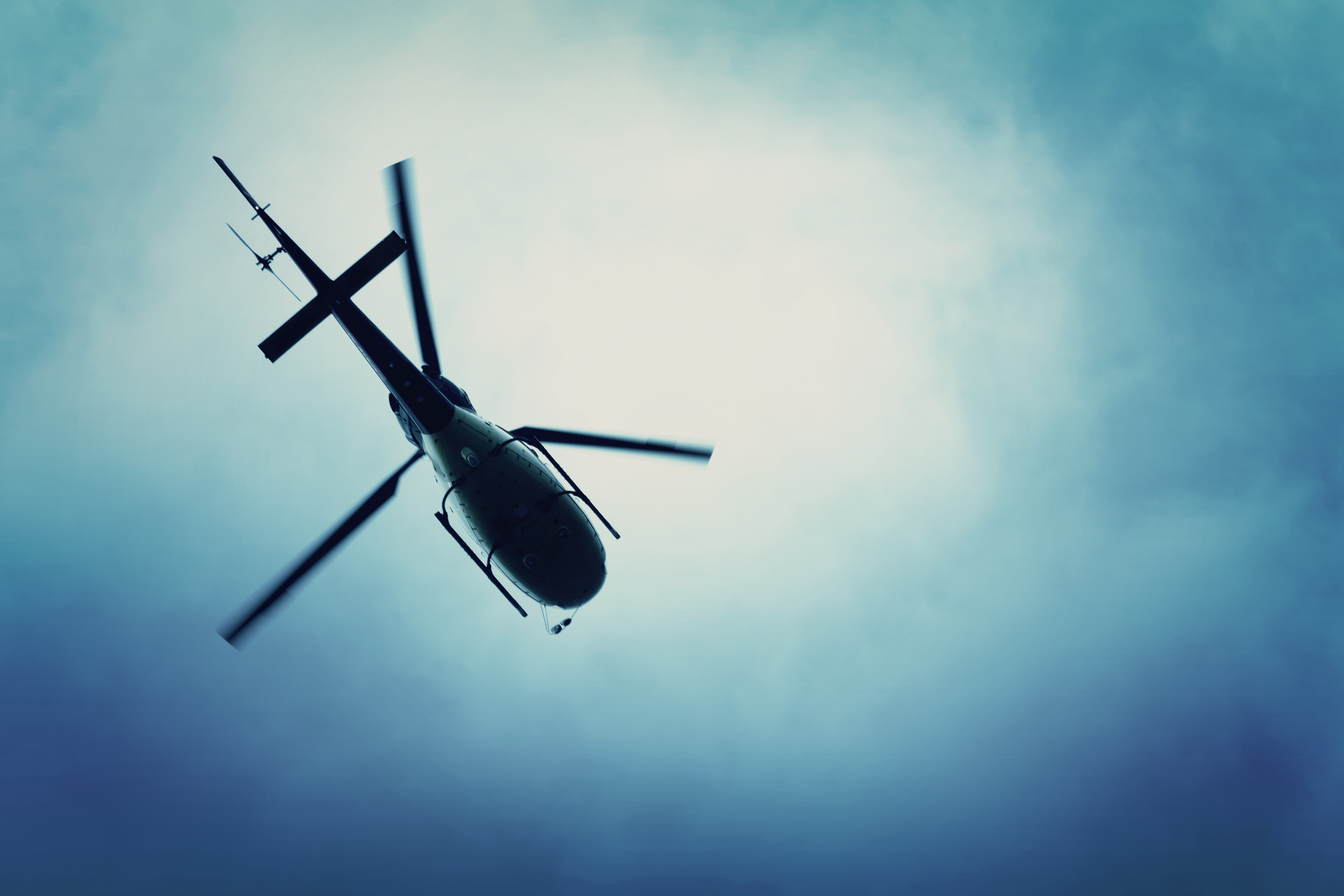 Helicóptero volando en el cielo azul. | Fuente: Shutterstock