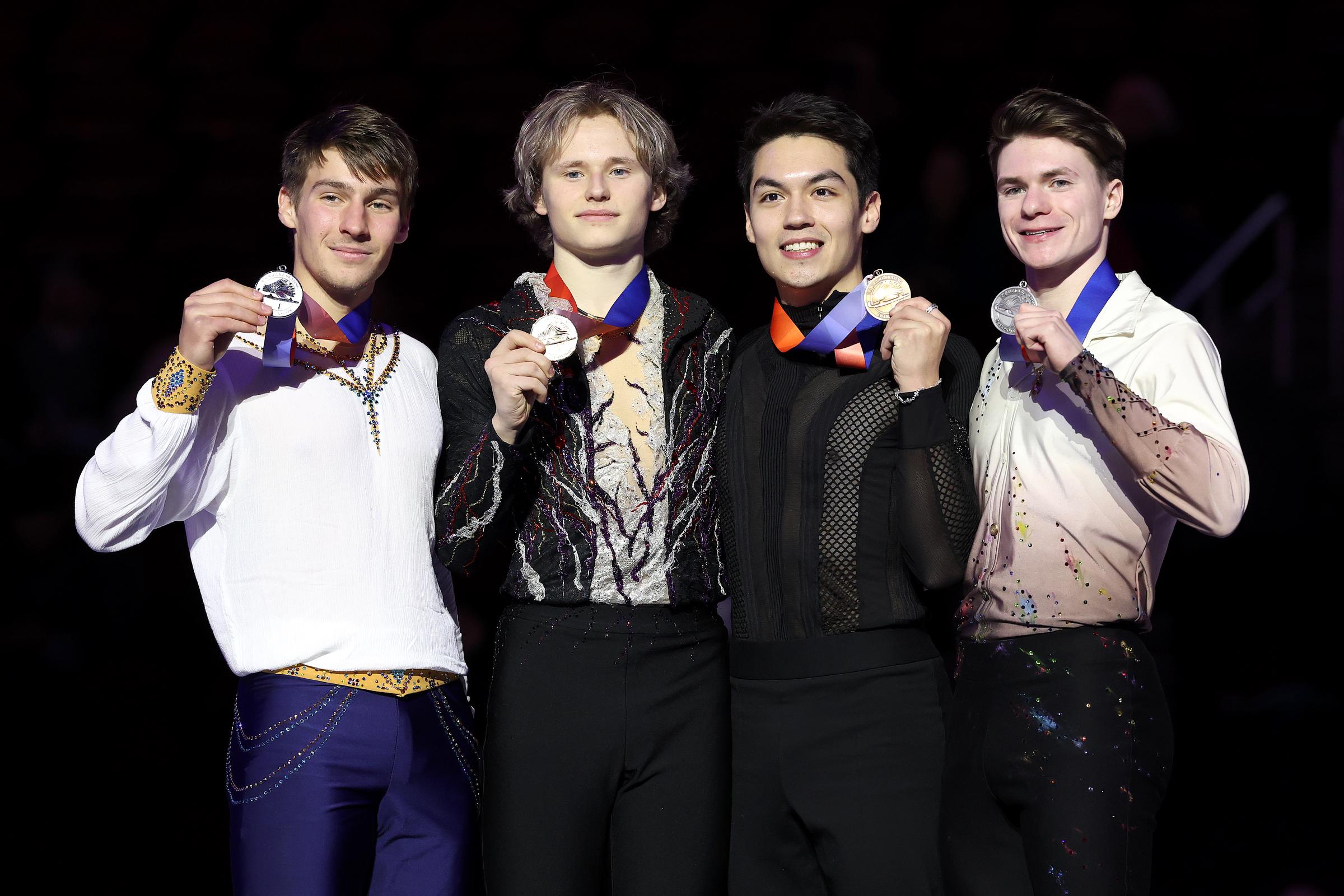 Andrew Torgashev, Ilia Malinin, Camden Pulkinen y Maxim Naumov posan tras la ceremonia de entrega de medallas del Campeonato Masculino durante los Campeonatos Prevagen US de Patinaje Artístico 2025 en el Intrust Bank Arena de Wichita, Kansas, el 26 de enero de 2025 | Fuente: Getty Images