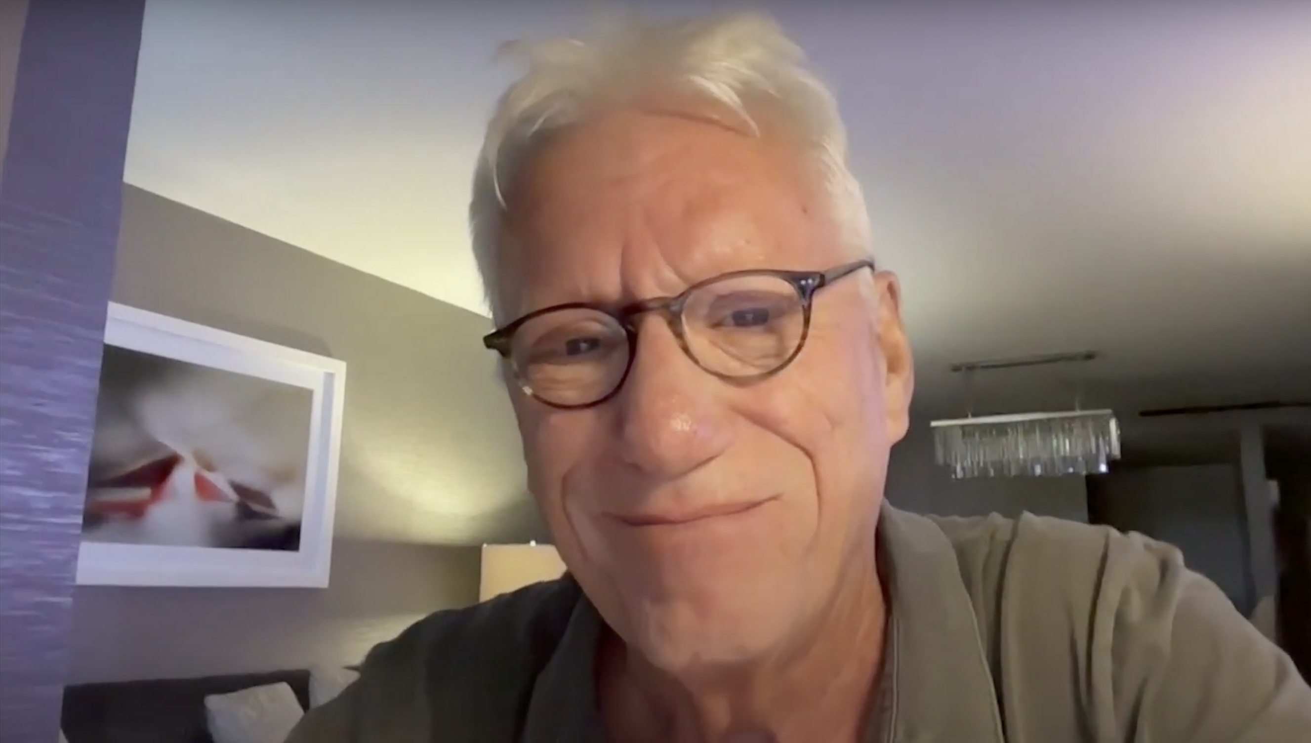 James Woods se emociona al hablar de la evacuación de su casa debido a los incendios forestales de Los Ángeles, fechado el 9 de enero de 2025 | Fuente: YouTube/@9news