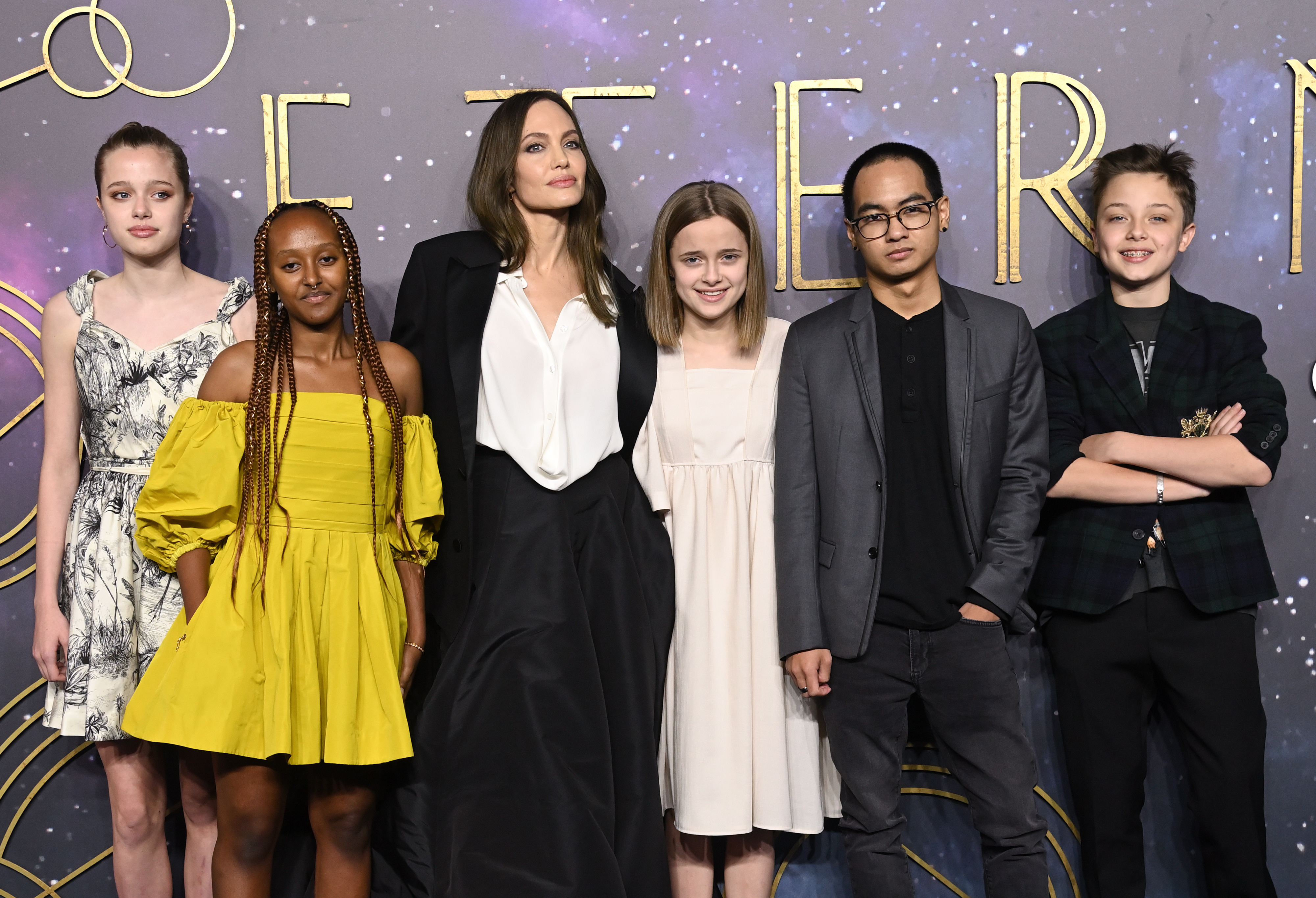 Knox Jolie-Pitt con su madre y hermanos en el estreno de "Eternals" el 27 de octubre de 2021, en Londres, Inglaterra. | Fuente: Getty Images