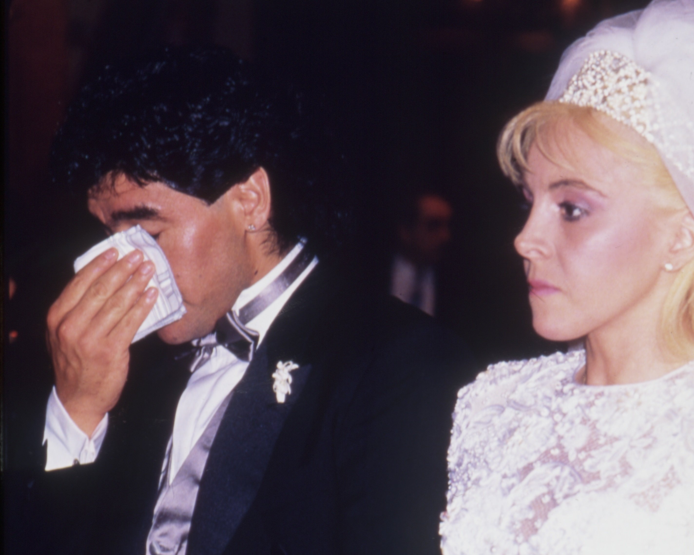 Diego Maradona llora junto a Claudia Villafañe durante su boda en el Estadio Luna Park, el 7 de noviembre de 1989 en Buenos Aires, Argentina. | Foto: Getty Images