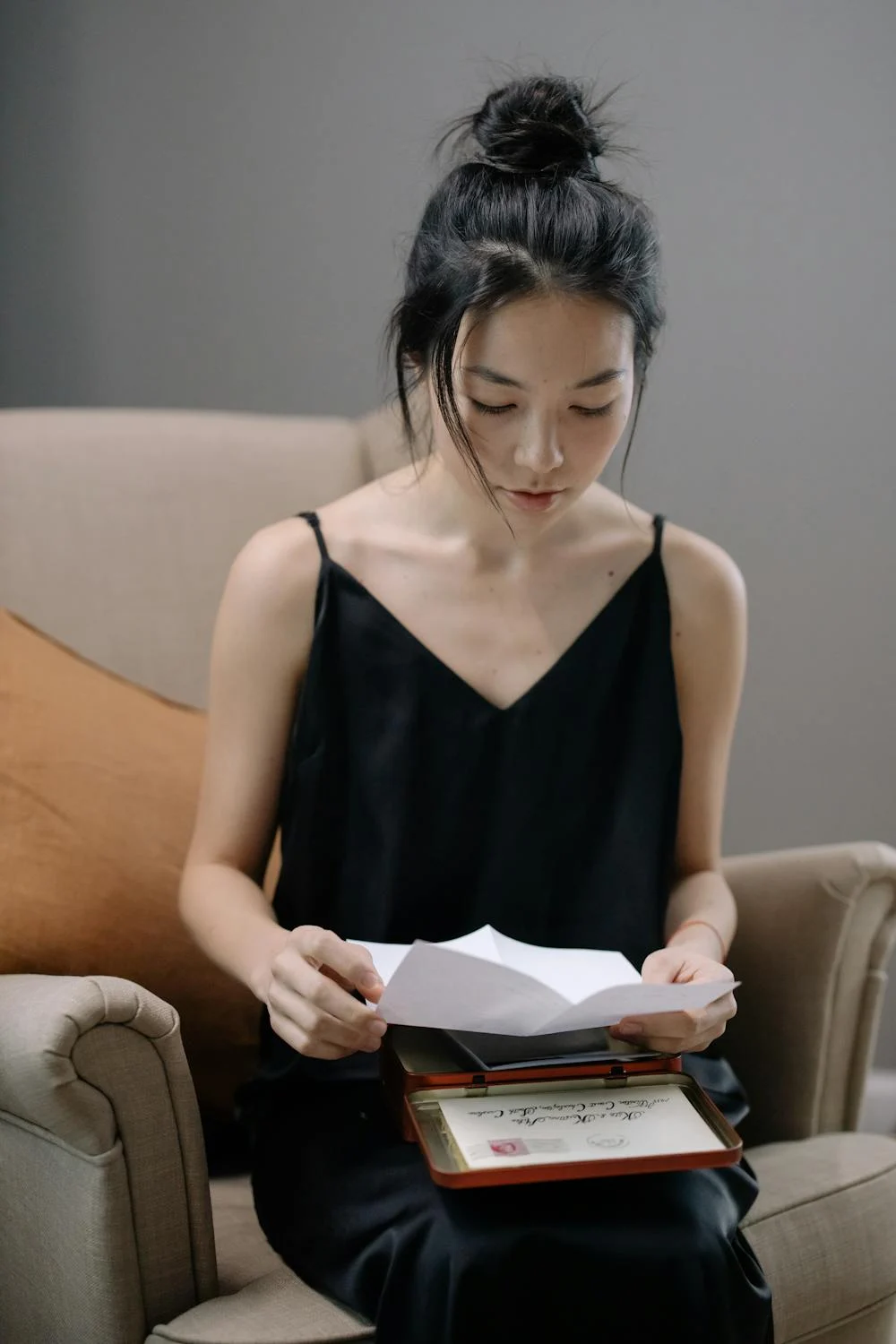 Una mujer leyendo una carta | Fuente: Pexels
