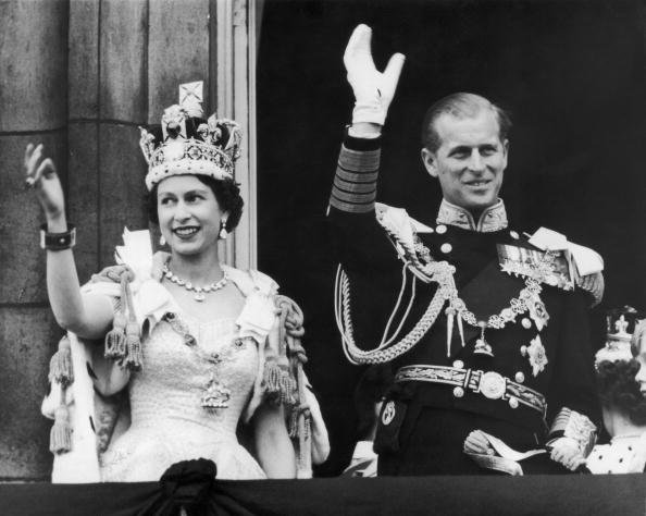 La reina Elizabethl II y el duque de Edimburgo saludan a la multitud desde el balcón del Palacio de Buckingham.  | Foto: Getty Images 