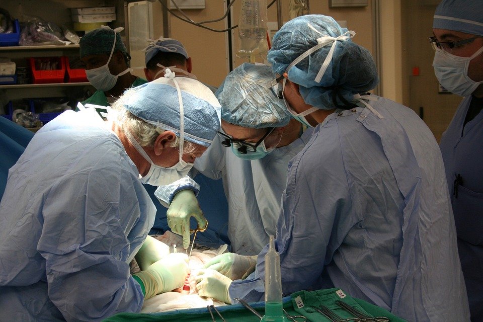 Médicos realizando una operación. | Foto: Wikipedia