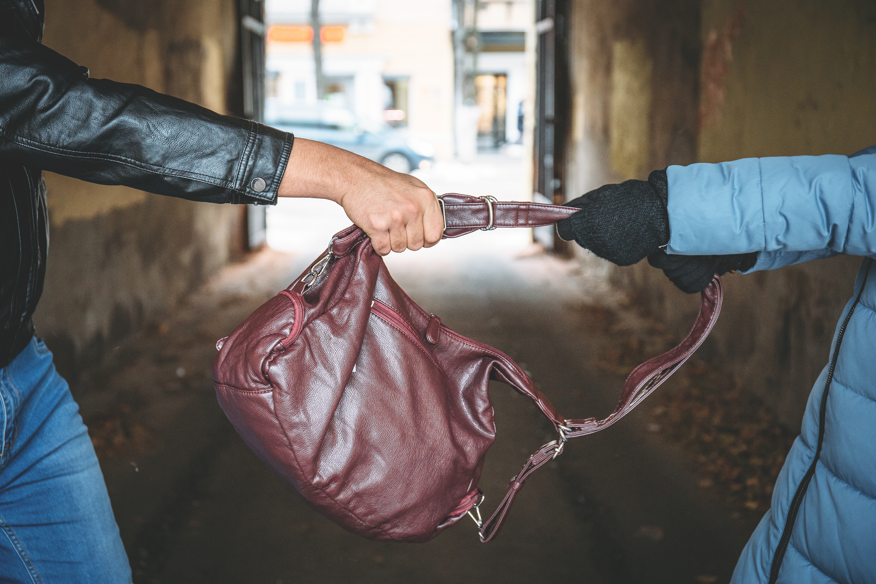 Ladrón arrebata un bolso | Fuente: Shutterstock