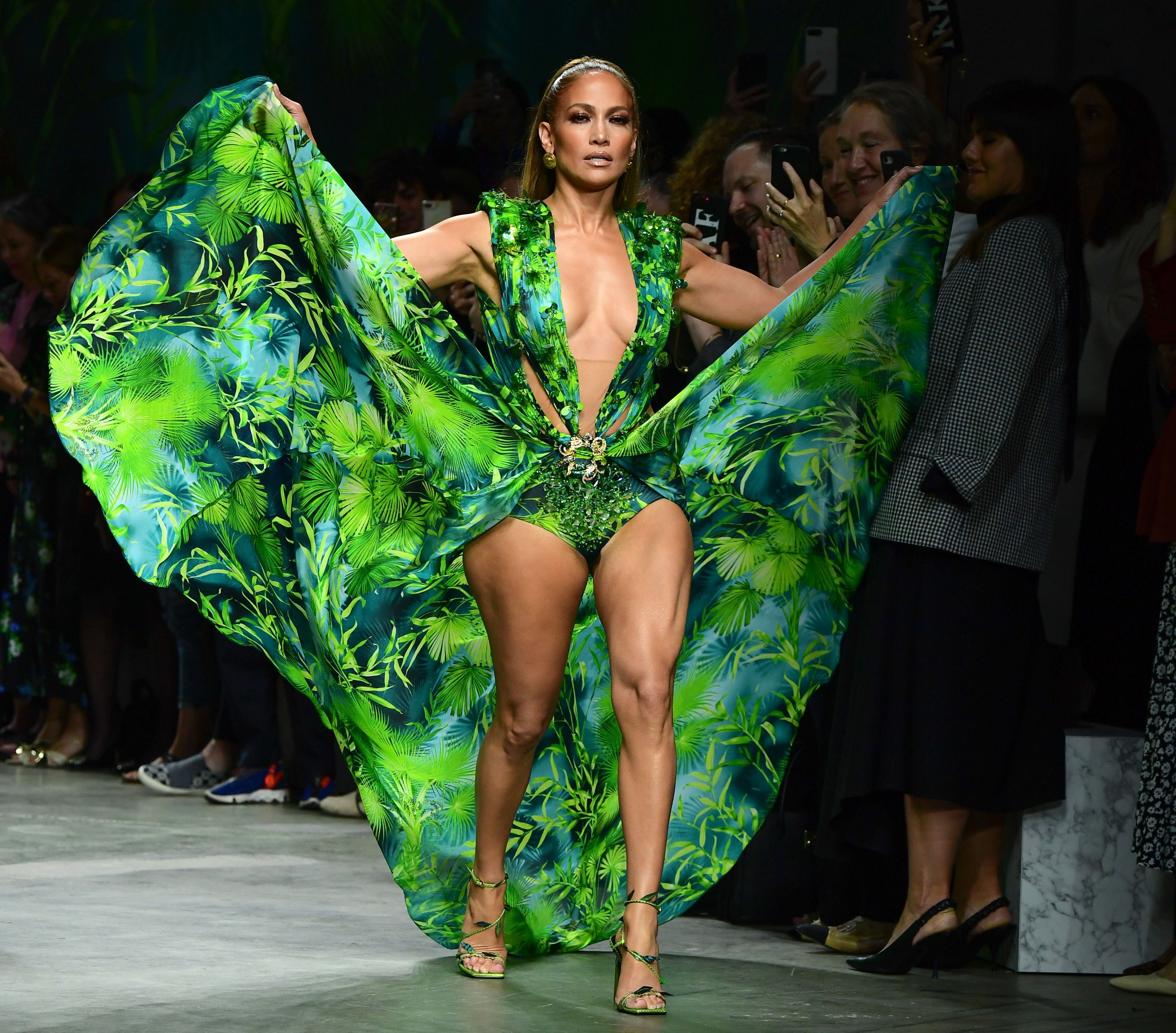 Jennifer Lopez desfilando por la pasarela con un vestido verde de Versace en Milán, Italia, el 20 de septiembre de 2019 | Foto: Getty Images