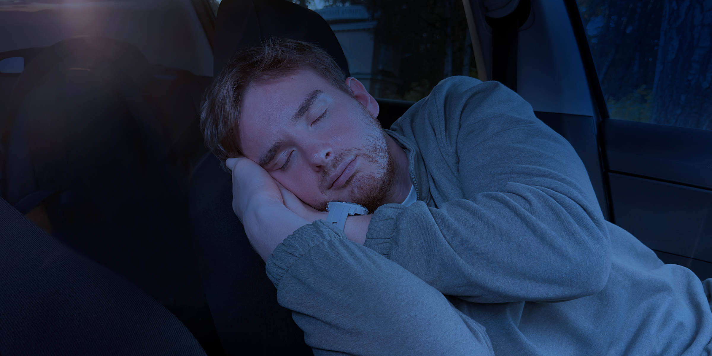 Un hombre durmiendo en su automóvil | Fuente: Shutterstock