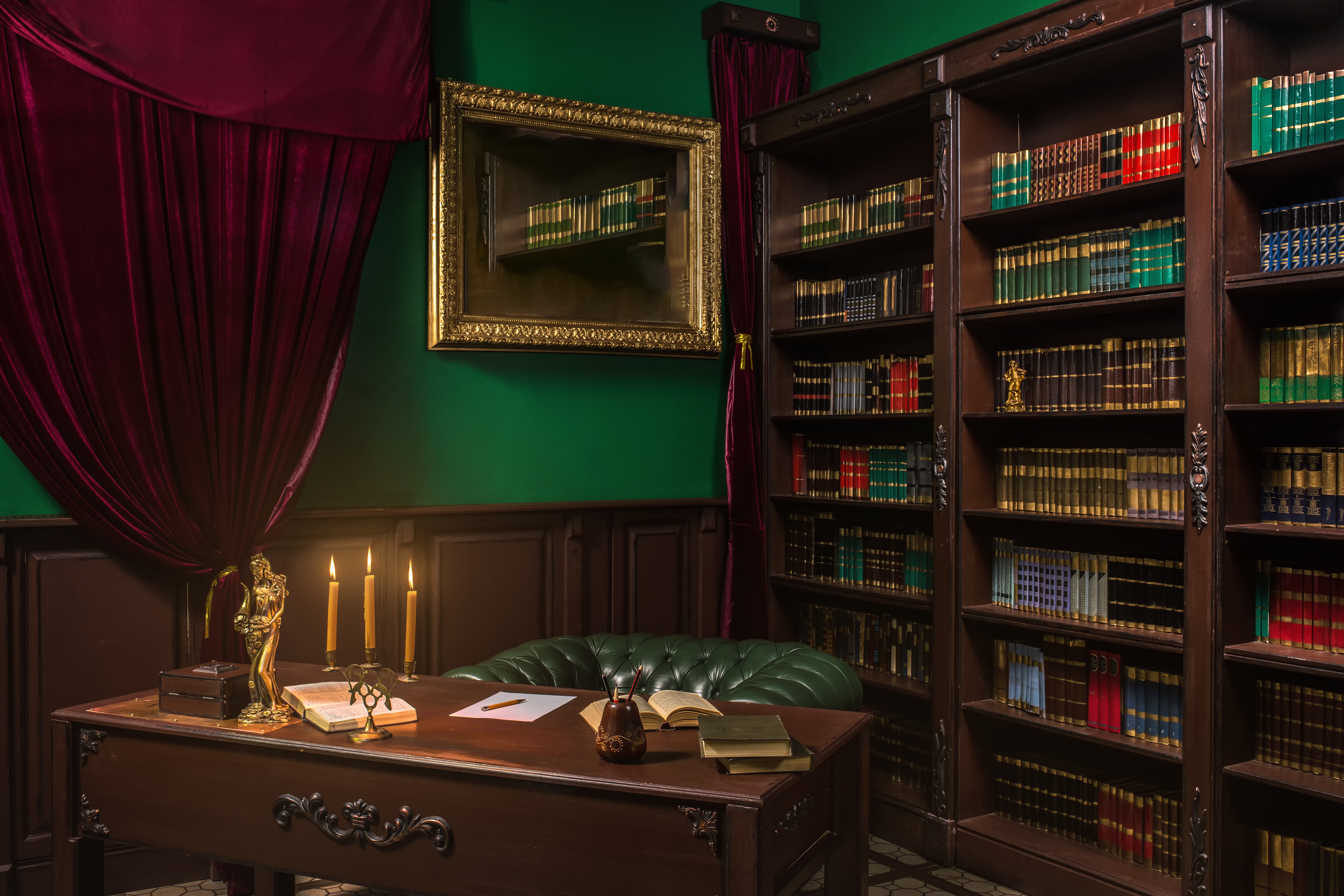 Interior de biblioteca antigua en estilo clásico | Fuente: Shutterstock