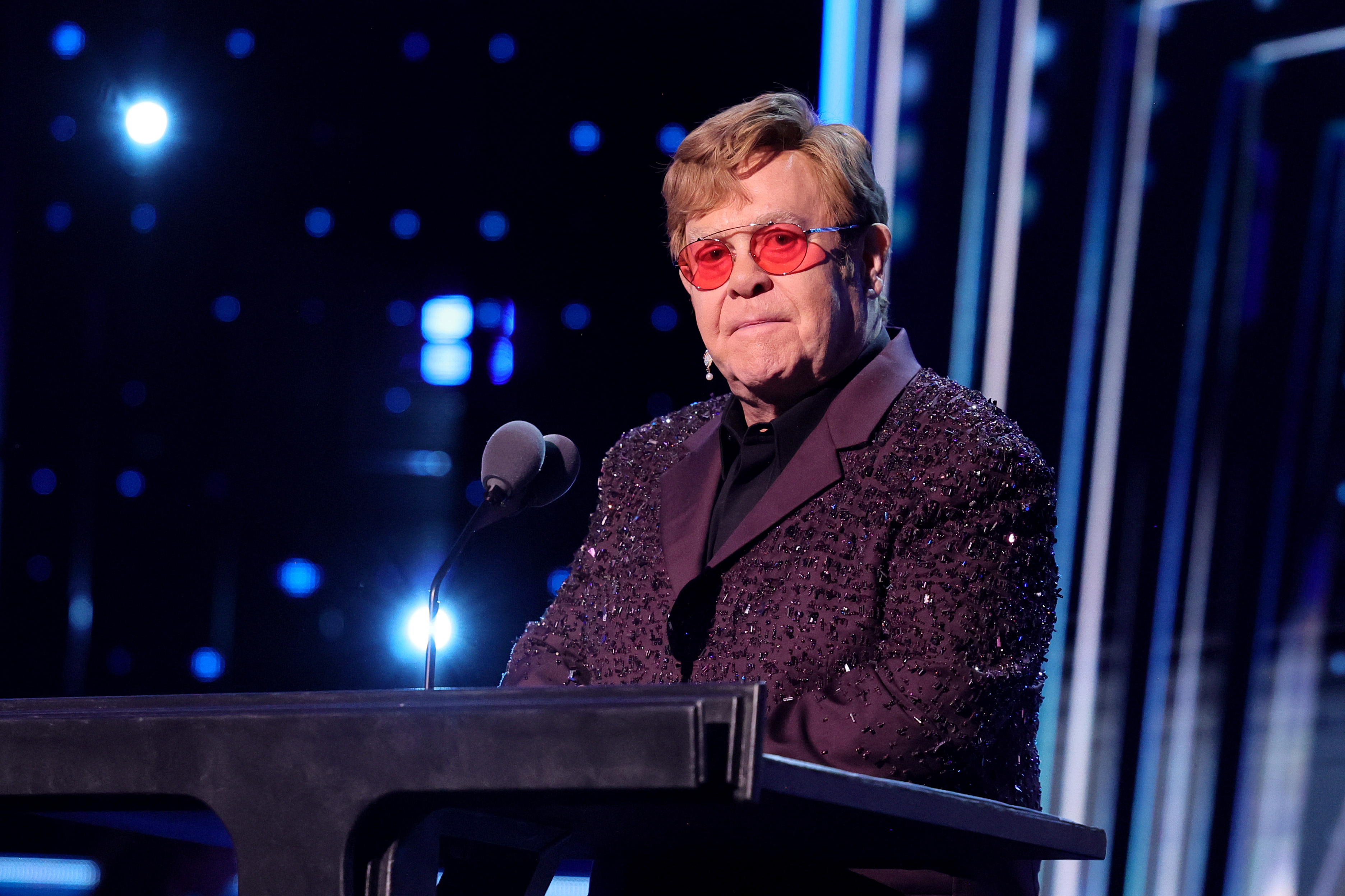 Elton John habla en el escenario durante la 38ª Ceremonia Anual de Inducción al Salón de la Fama del Rock and Roll en el Barclays Center de Nueva York, el 3 de noviembre de 2023 | Fuente: Getty Images