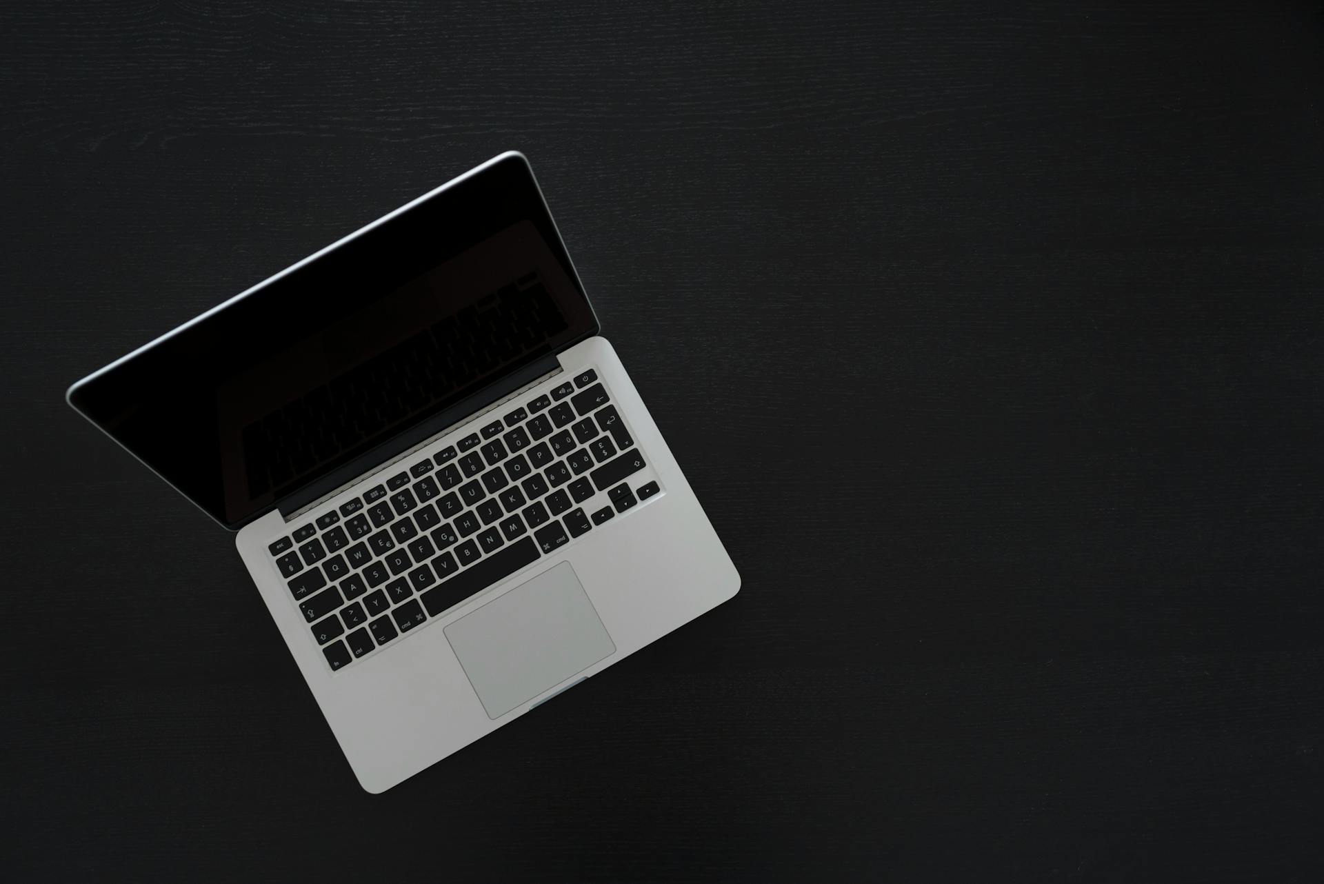 Un portátil sobre una mesa | Fuente: Pexels