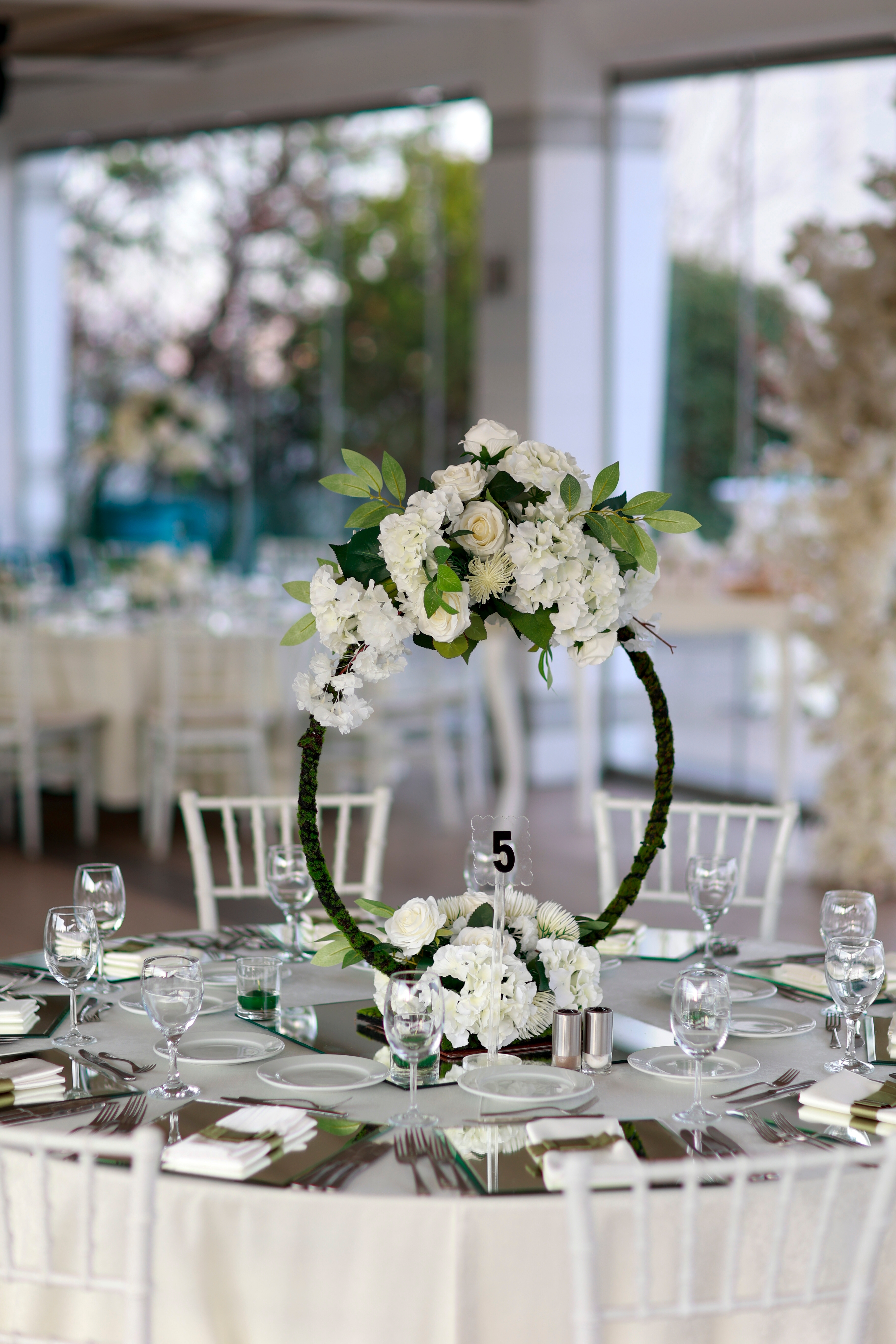 Mesa de boda de color blanco | Fuente: Shutterstock