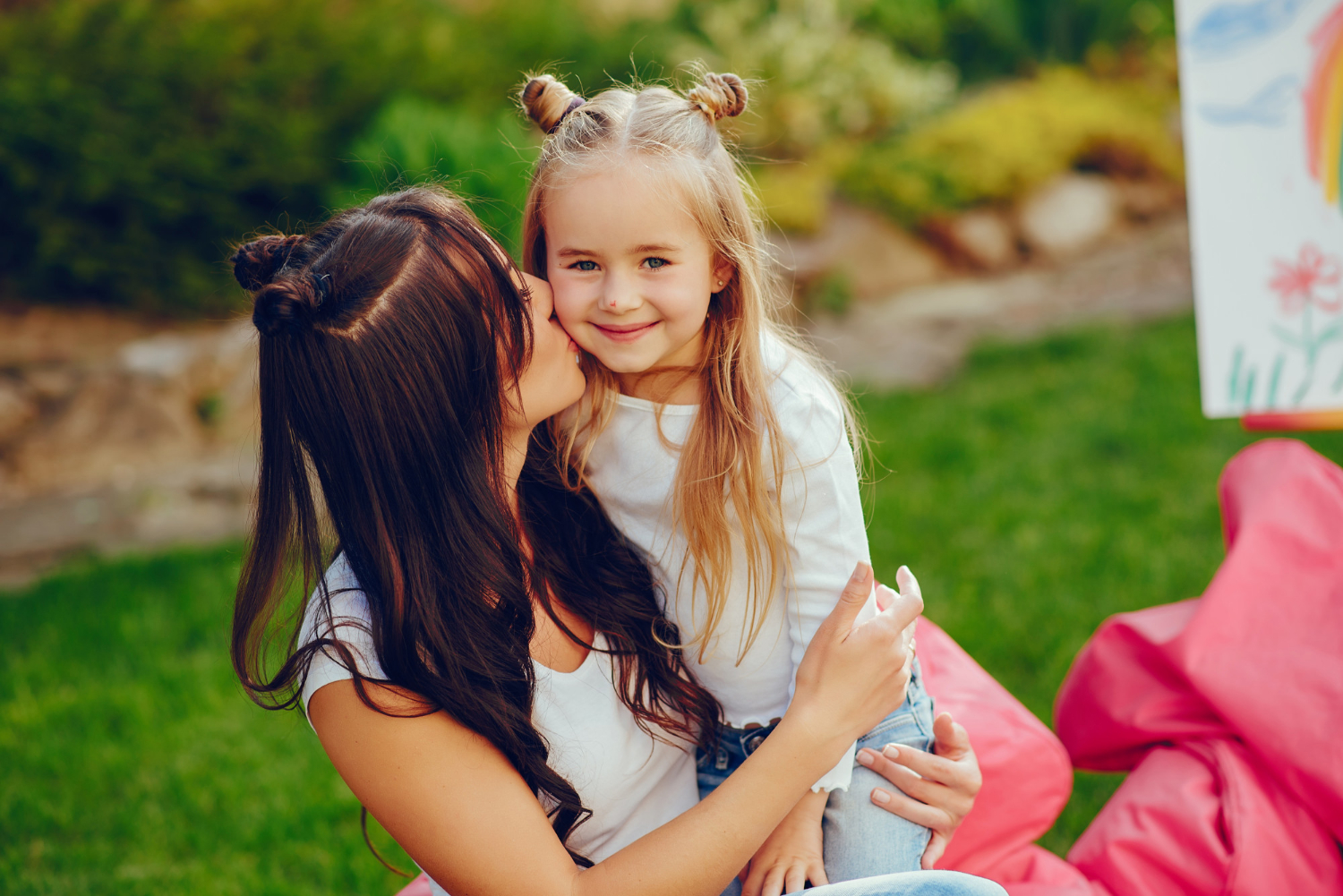 Una donna che bacia la figlia sulla guancia | Fonte: Freepik