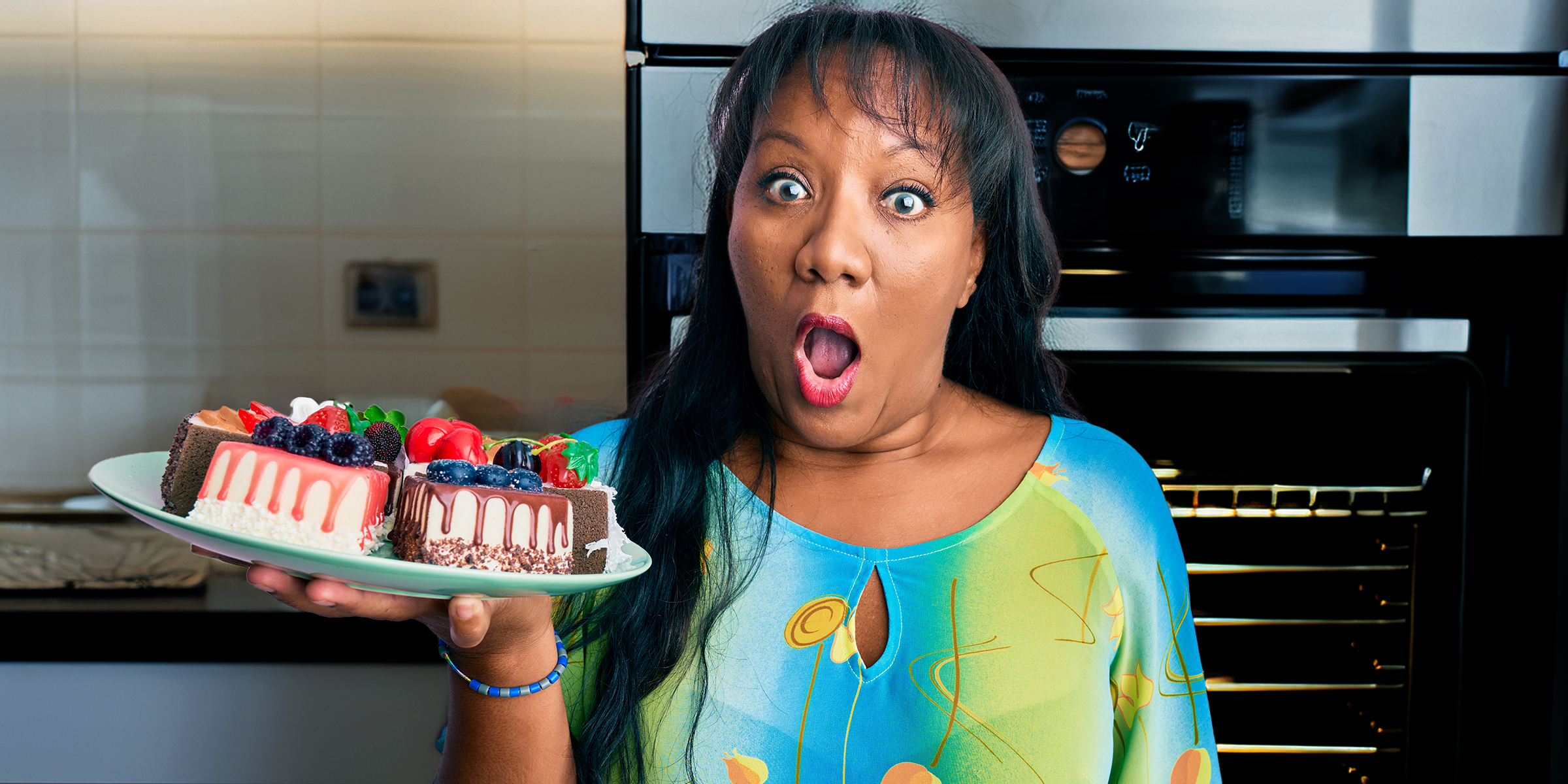 Una mujer sorprendida sujetando un pastel | Fuente: Shutterstock