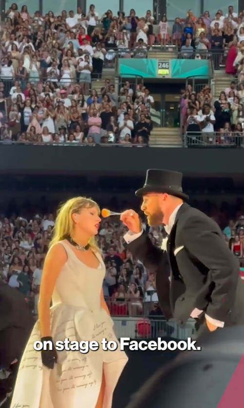 Travis Kelce retocando el maquillaje de Taylor Swift durante su sketch, publicado el 24 de junio de 2024 | Fuente: TikTok/pagesix