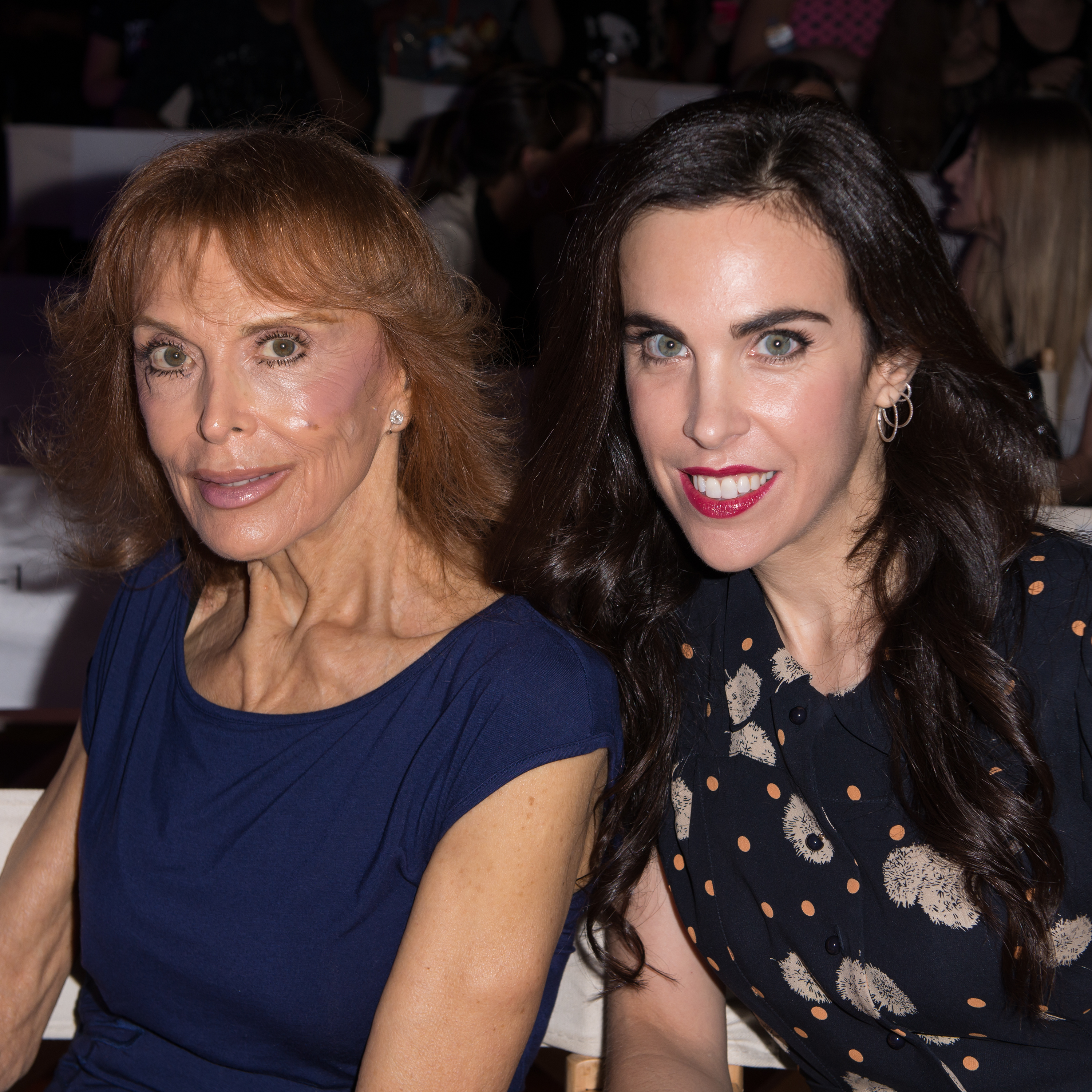 Tina Louise y Caprice Crane asisten al desfile de moda Just Dance with Boy Meets Girl el 12 de septiembre de 2013 en Nueva York. | Fuentes: Getty Images