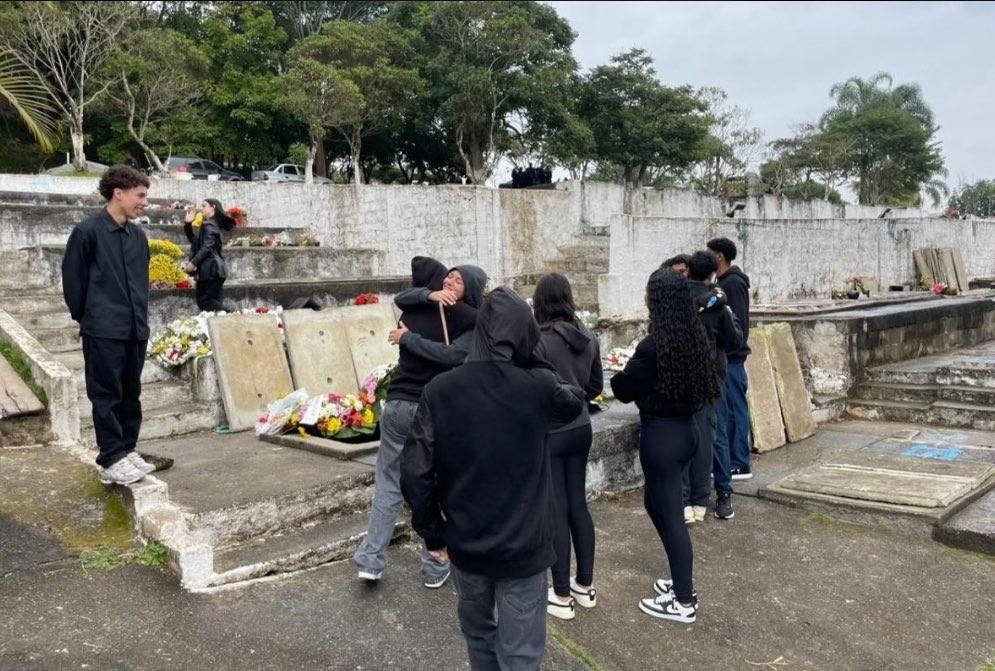 Entierro de Ana Luíza Oliveira Neves. | Foto: Facebook.com/Bela.Kissa