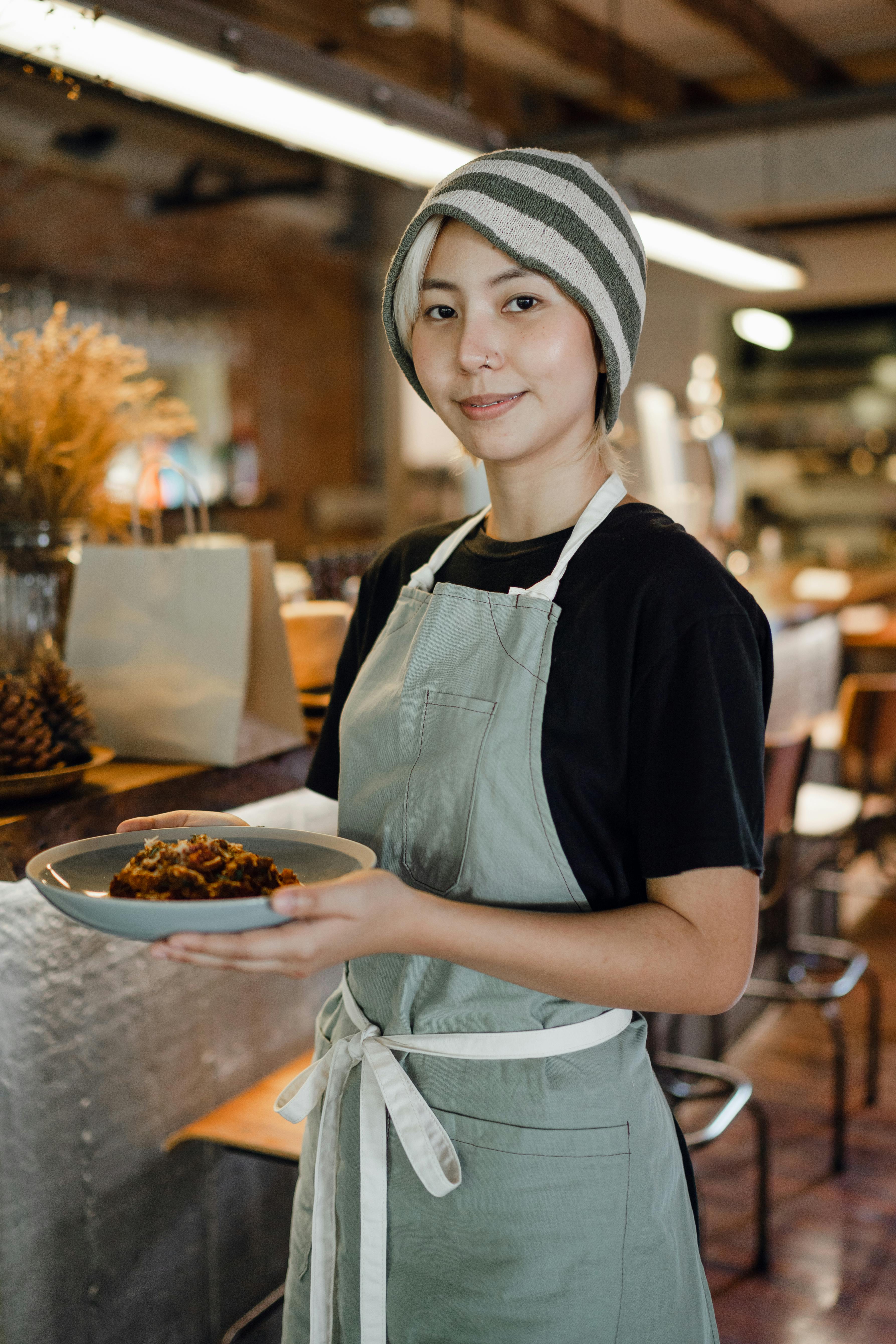 Mujer sirviendo comida en una cafetería | Foto: Pexels