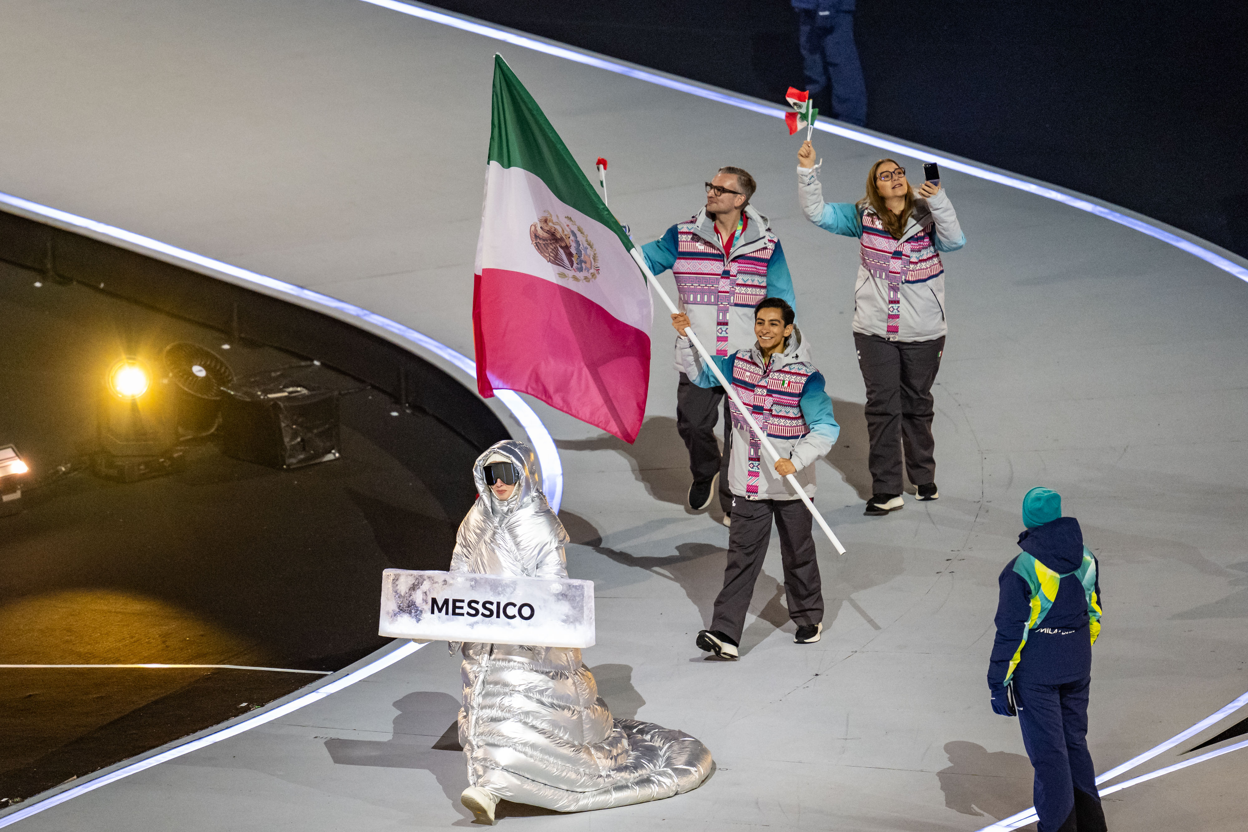 Donovan Carrillo, del equipo mexicano, y otros miembros del equipo ingresan al estadio de los Juegos Olímpicos de Invierno Milano Cortina 2026 en el Estadio San Siro el 6 de febrero de 2026 en Milán, Italia. | Fuente: Getty Images